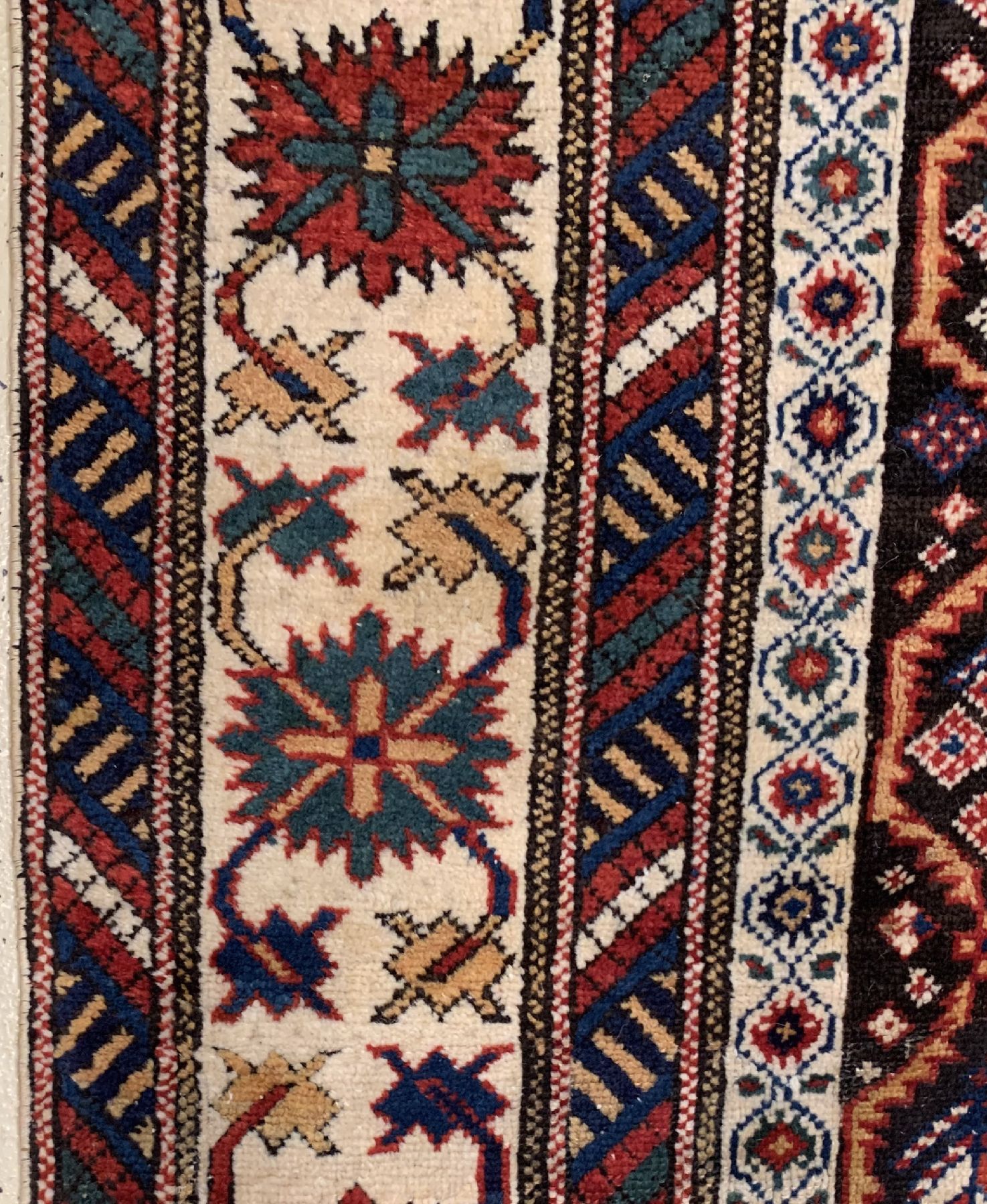 Detail b: Antike Schirwan Galerie, Ostkaukasus, 19. Jhd, Wolle geknüpft auf Wolle, ca. 307 x 138 cm, EHZ: 2(guter Zustand).
