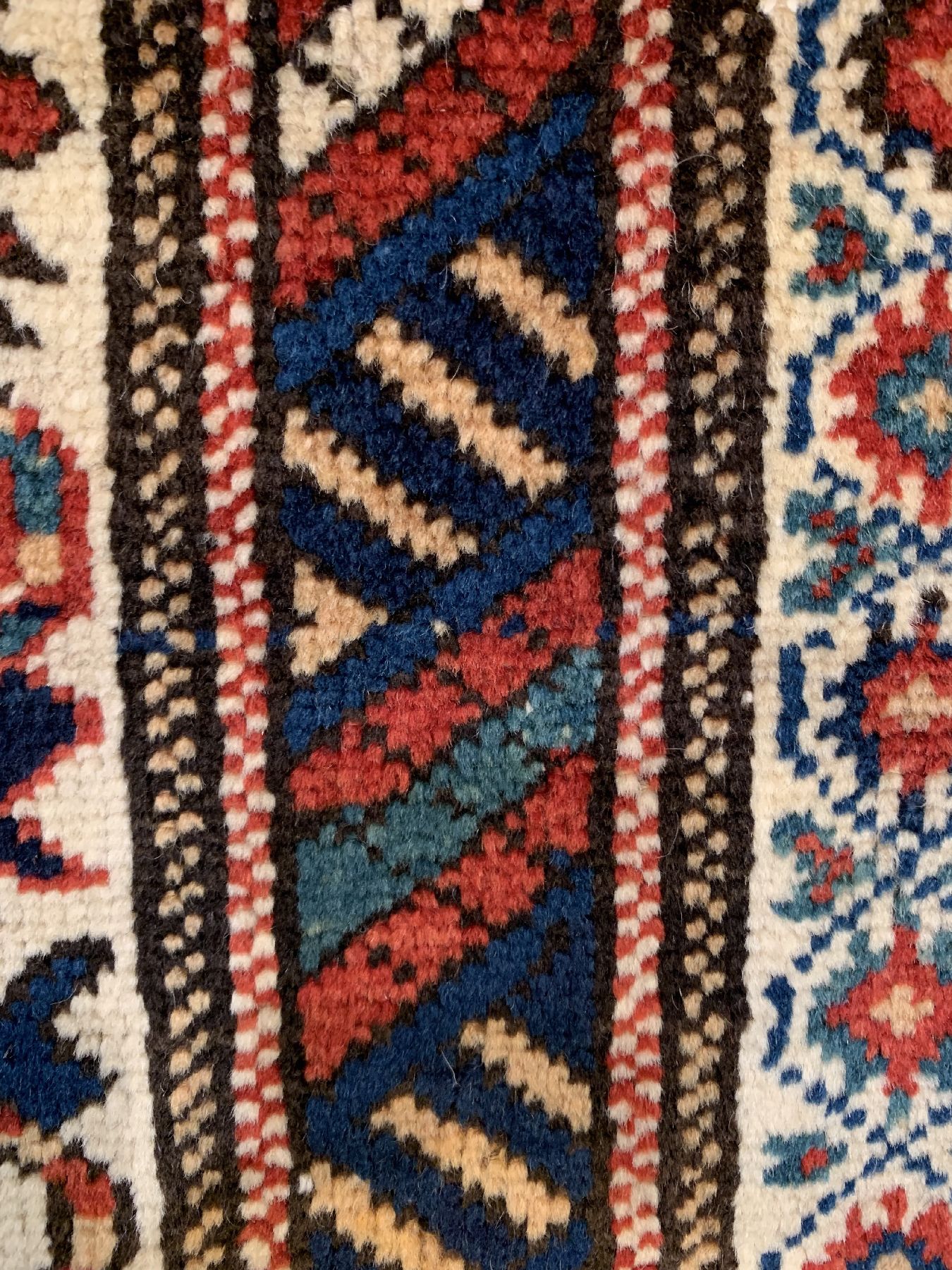 Detail d: Antike Schirwan Galerie, Ostkaukasus, 19. Jhd, Wolle geknüpft auf Wolle, ca. 307 x 138 cm, EHZ: 2(guter Zustand).