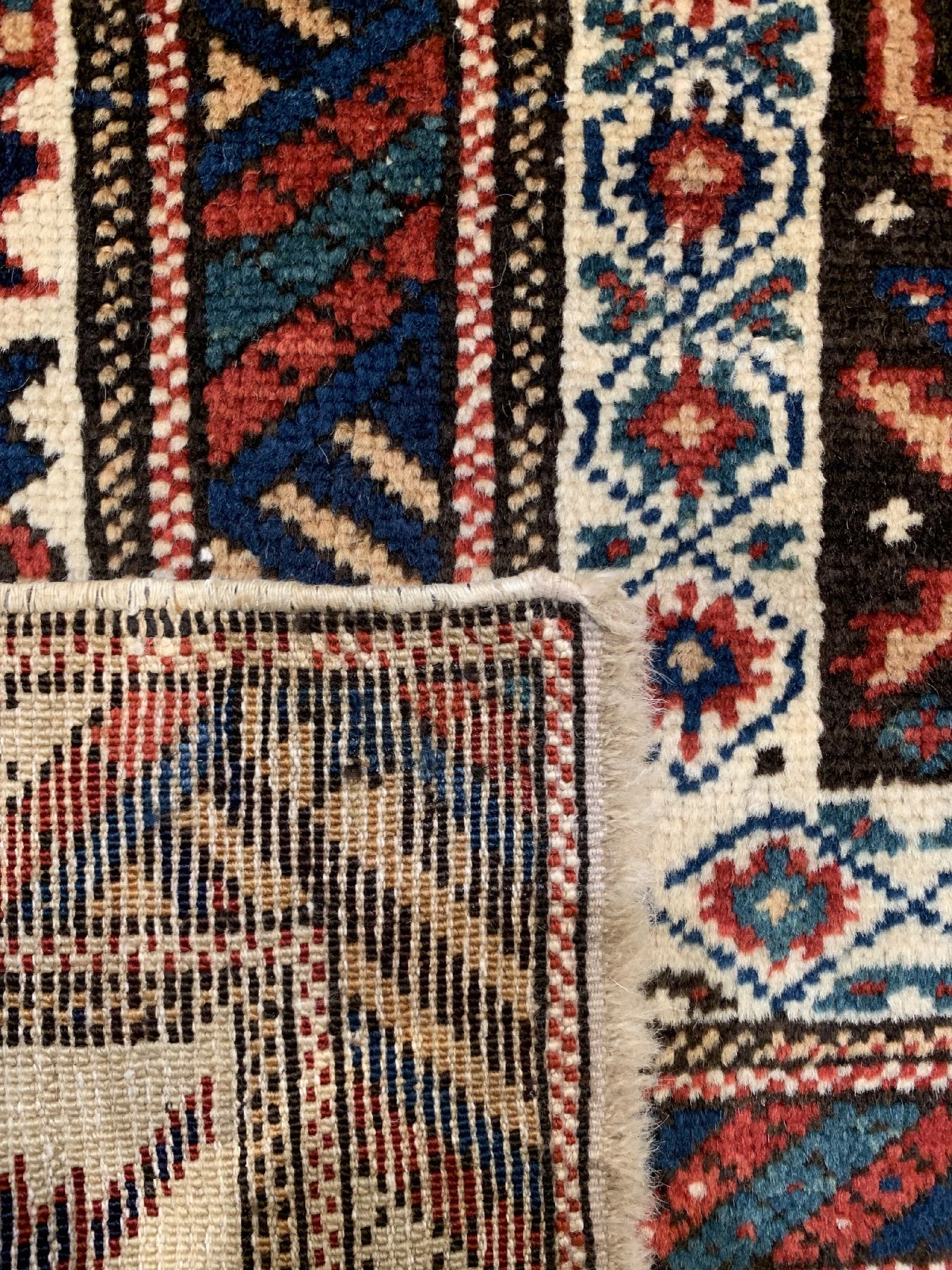 Detail e: Antike Schirwan Galerie, Ostkaukasus, 19. Jhd, Wolle geknüpft auf Wolle, ca. 307 x 138 cm, EHZ: 2(guter Zustand).