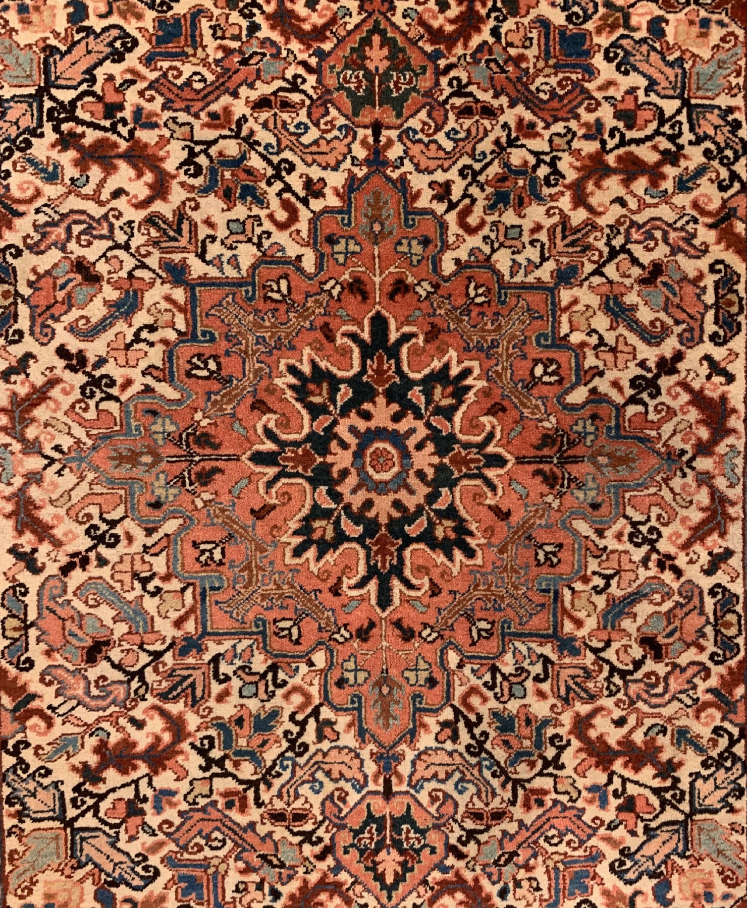 Detail b: Heriz alt, Persien, um 1950/1960, Wolle geknüpft auf Baumwolle, ca. 188 x 148 cm, EHZ:2 (guter Zustand).