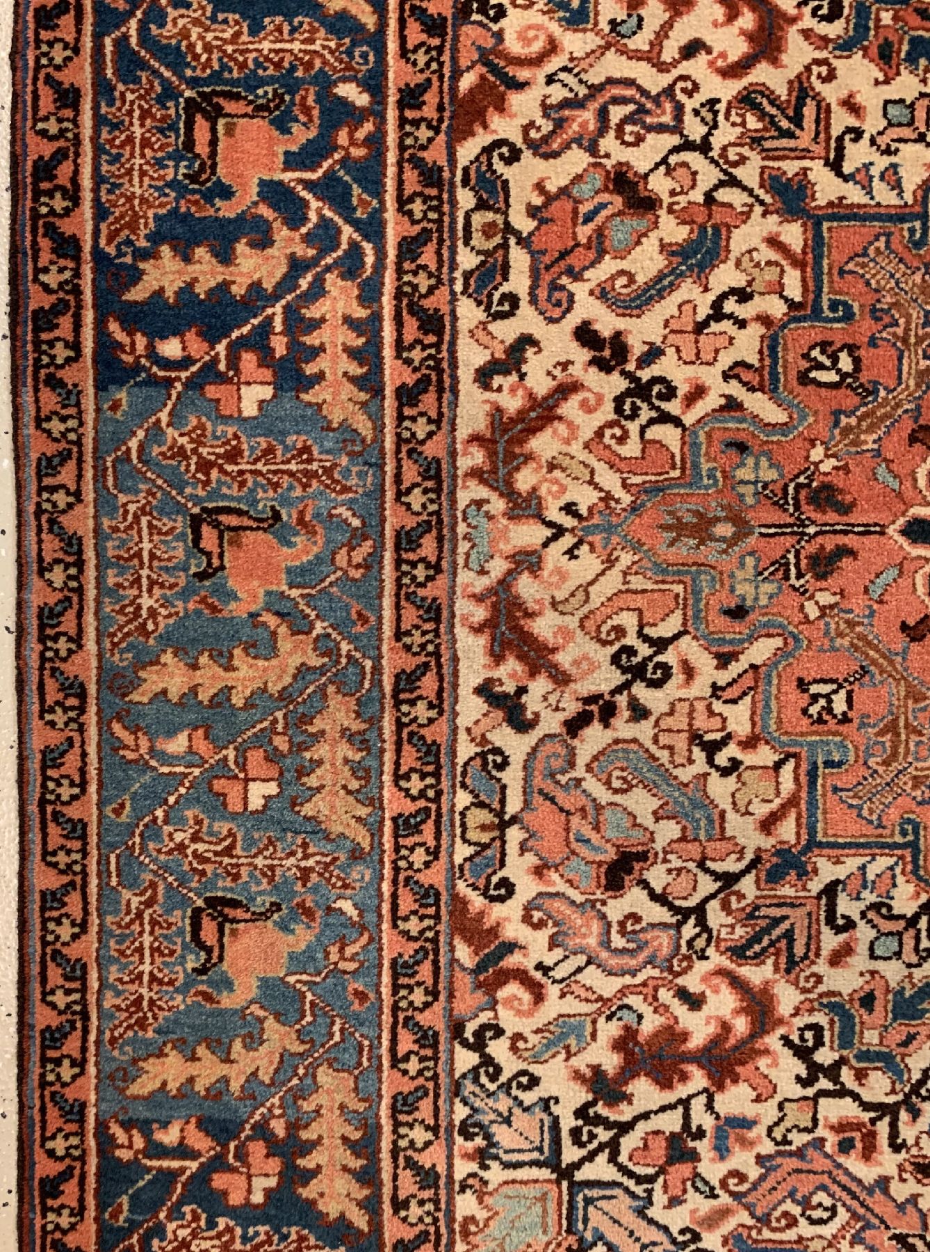 Detail c: Heriz alt, Persien, um 1950/1960, Wolle geknüpft auf Baumwolle, ca. 188 x 148 cm, EHZ:2 (guter Zustand).