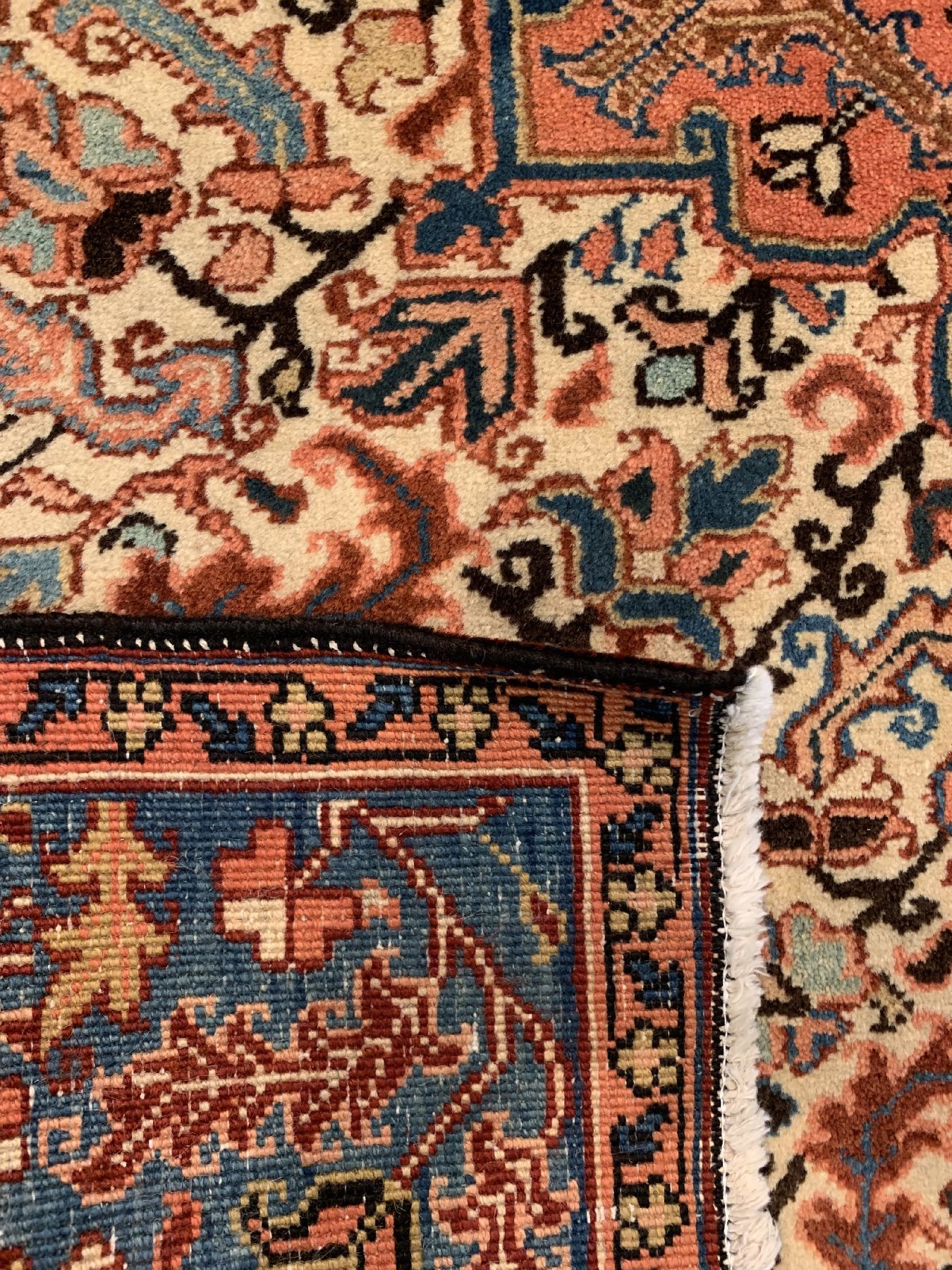 Detail d: Heriz alt, Persien, um 1950/1960, Wolle geknüpft auf Baumwolle, ca. 188 x 148 cm, EHZ:2 (guter Zustand).