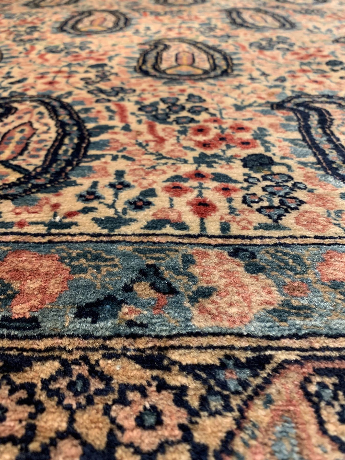 Detail c: Kerman Lawar(Boteh Muster), Persien, um 1930/1940, Wolle geknüpft auf Baumwolle, ca. 190 x 138 cm, EHZ: 2 (guter Zustand).