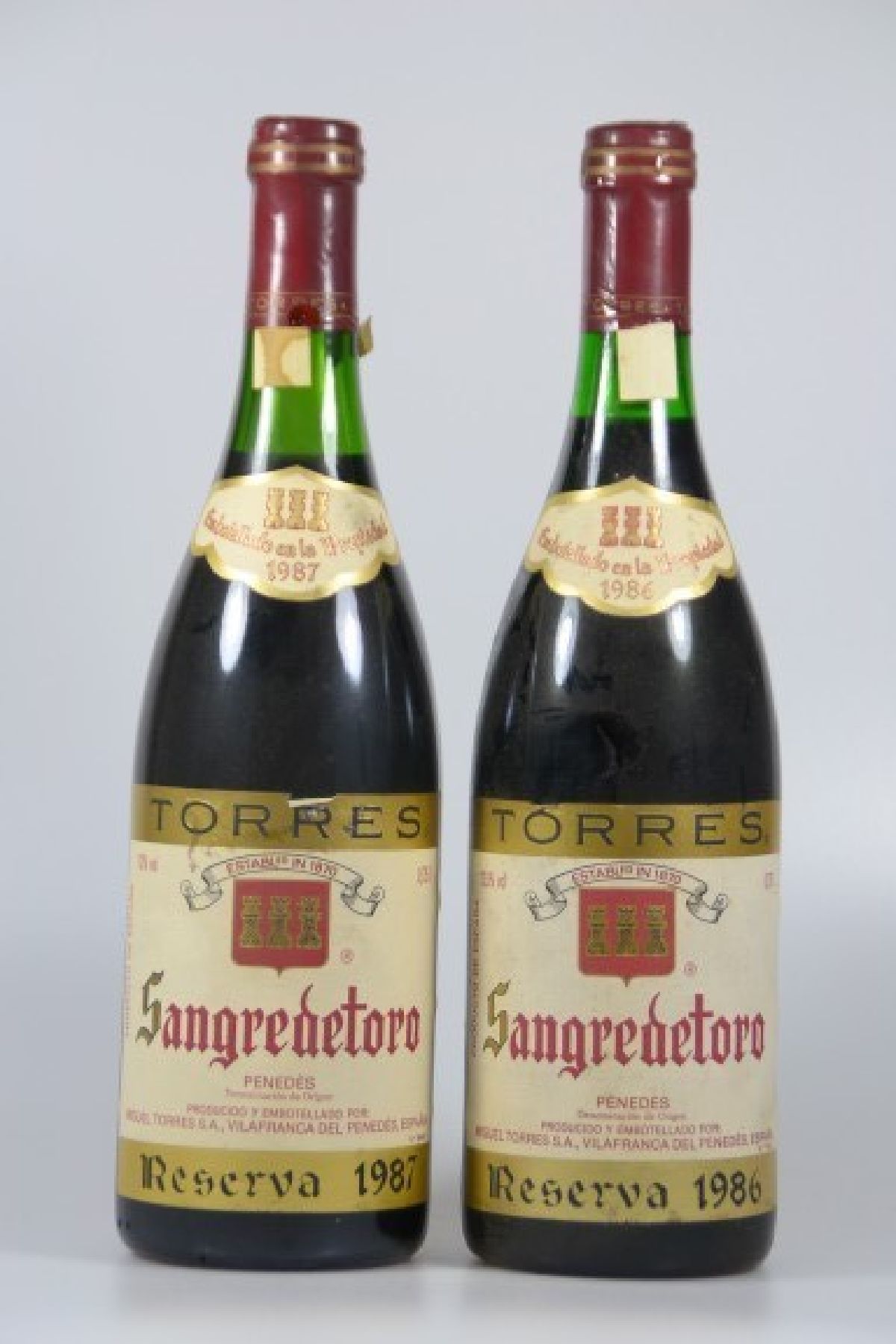 14 Fl. 1986 Torres Sangre de Toro, Penedes, Spanien, 0.75 l, Schwund ca. 2-3 cm, l. Alters- und Gebrauchsspuren, aus einer Weinkellerauflösung, ...
