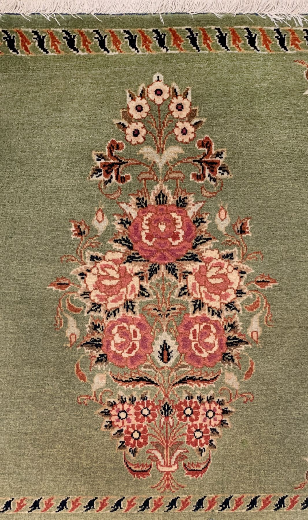 Detail a: Seltener grüner Keschan, Persien, um 1950/1960, Korkwolle geknüpft auf Baumwolle, ca, 181 x 106 cm, EHZ:2(guter Zustand).