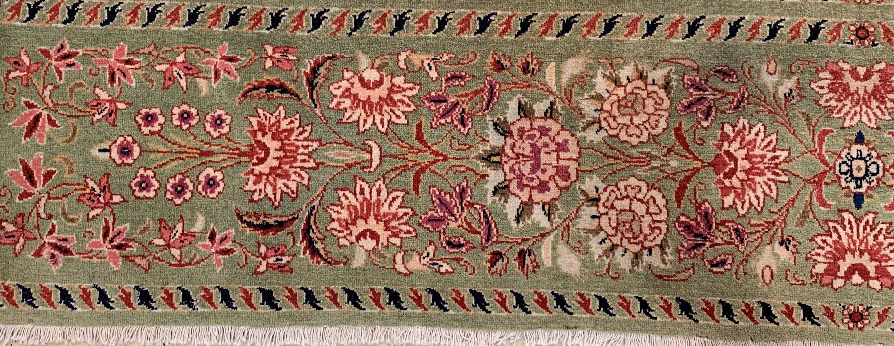 Detail b: Seltener grüner Keschan, Persien, um 1950/1960, Korkwolle geknüpft auf Baumwolle, ca, 181 x 106 cm, EHZ:2(guter Zustand).