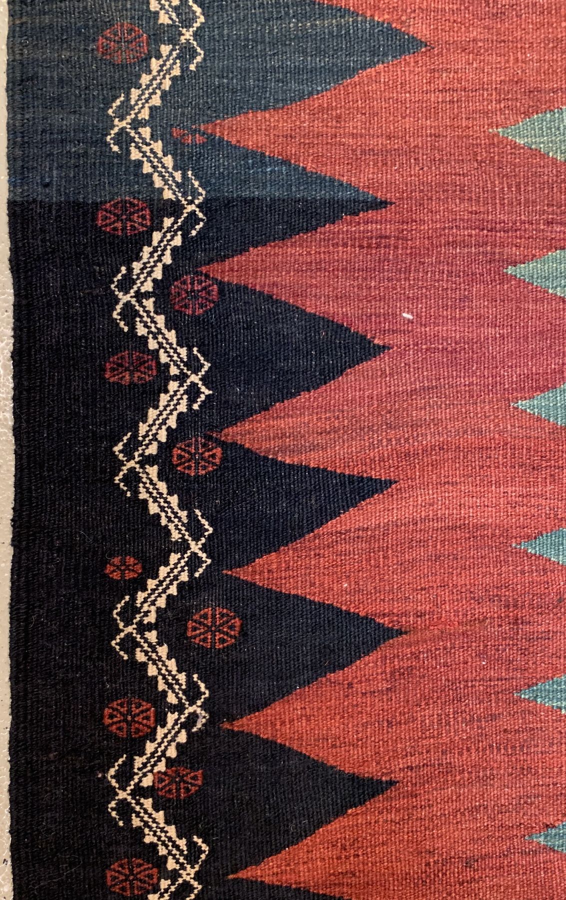 Detail b: Afschar Sofreh, Persien, um 1930/1940, Wolle auf Wolle, ca. 121 x 102 cm, EHZ: 2 (guter Zustand).