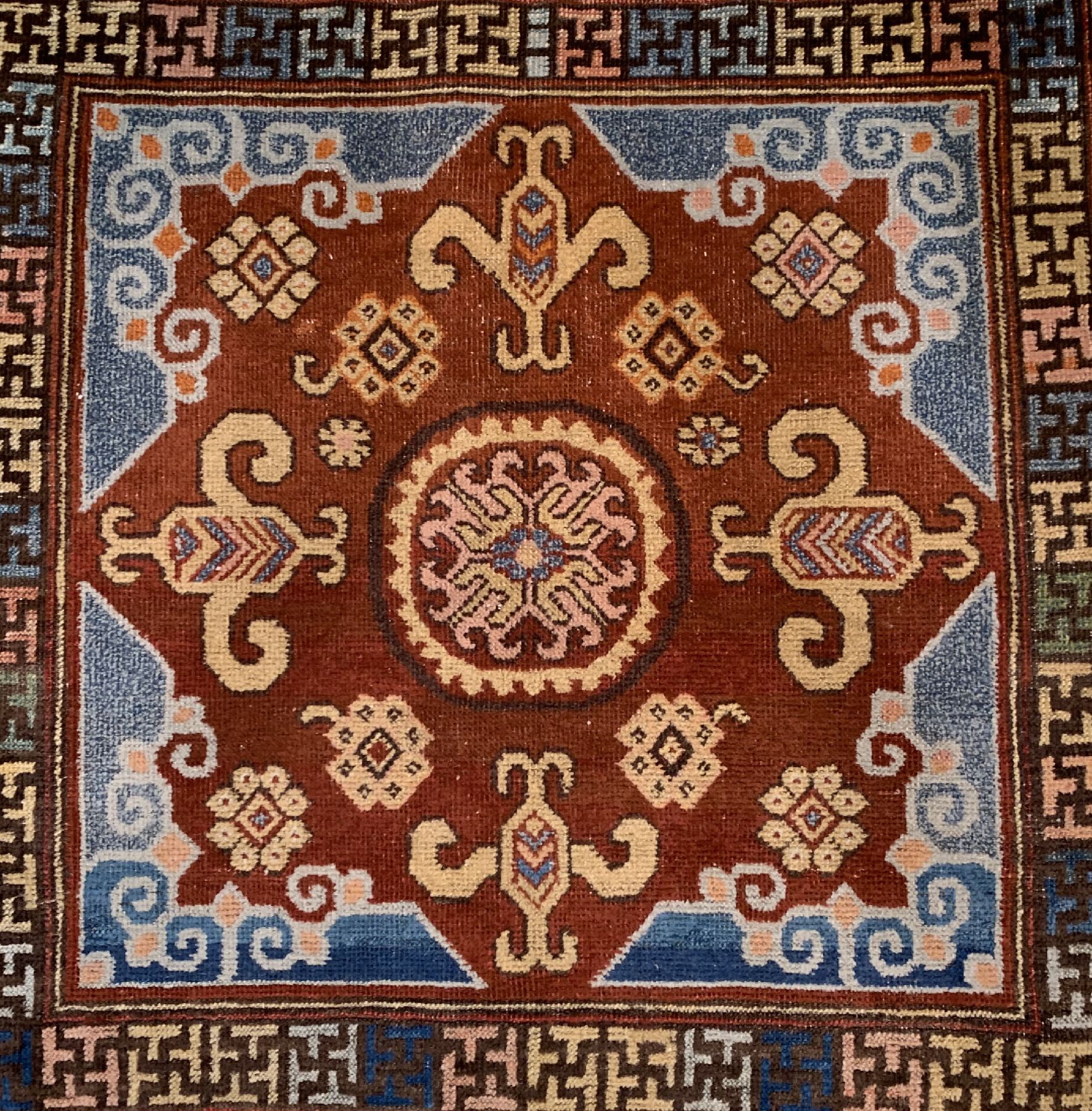 Detail a: Antiker Khotan, Turkestan, 19. Jhd, Wolle geknüpft auf Baumwolle, ca. 90 x 88 cm, EHZ: 3(gleichmäßig dünne Flor).