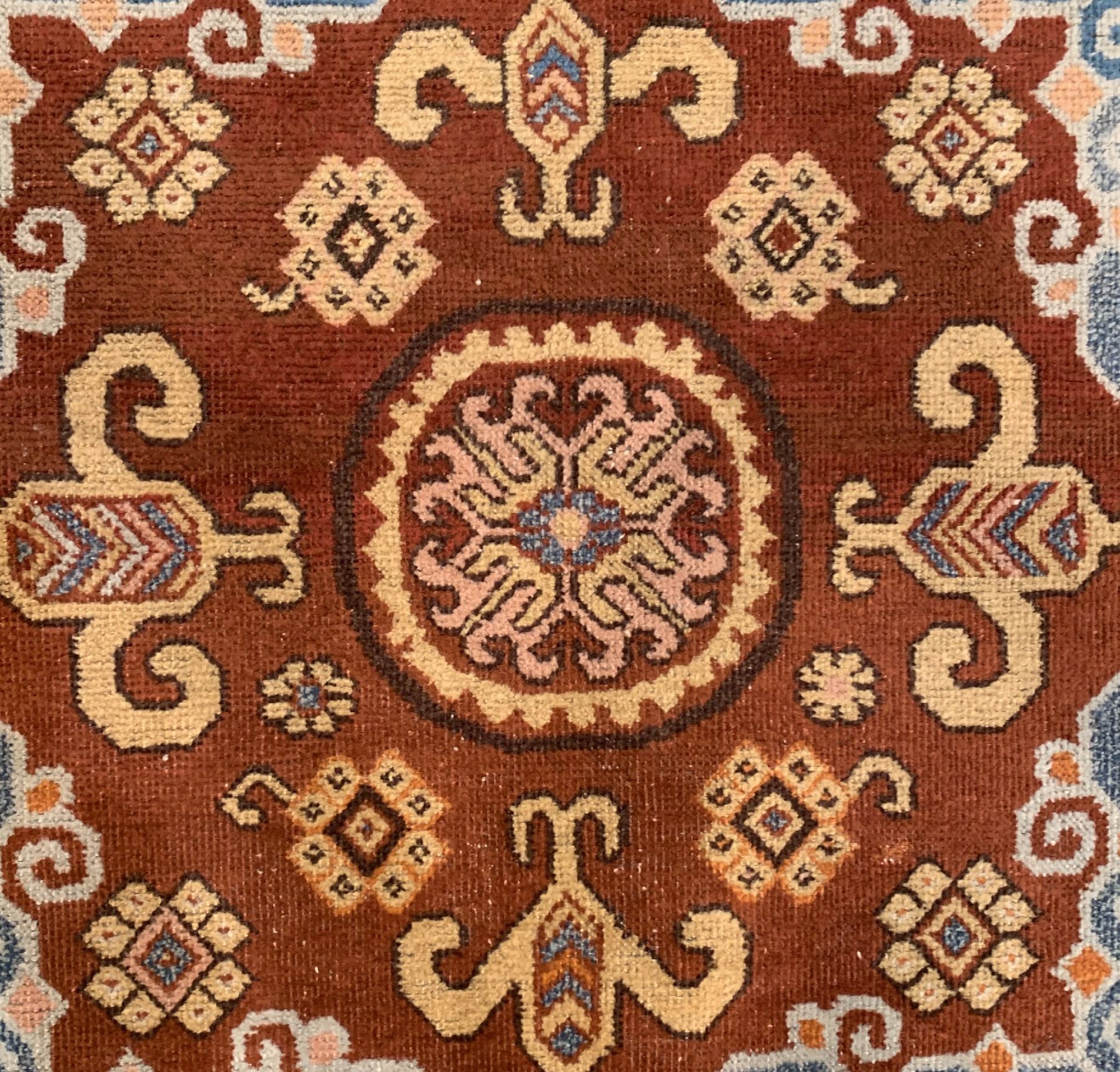 Detail b: Antiker Khotan, Turkestan, 19. Jhd, Wolle geknüpft auf Baumwolle, ca. 90 x 88 cm, EHZ: 3(gleichmäßig dünne Flor).