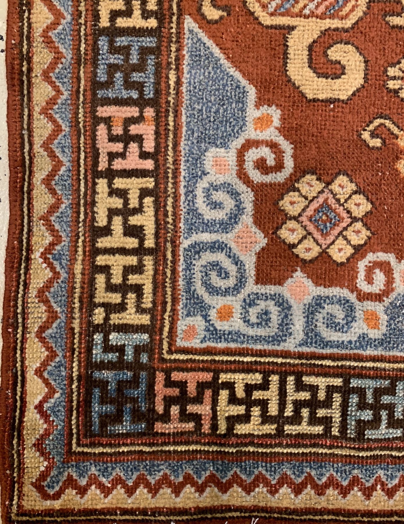 Detail c: Antiker Khotan, Turkestan, 19. Jhd, Wolle geknüpft auf Baumwolle, ca. 90 x 88 cm, EHZ: 3(gleichmäßig dünne Flor).
