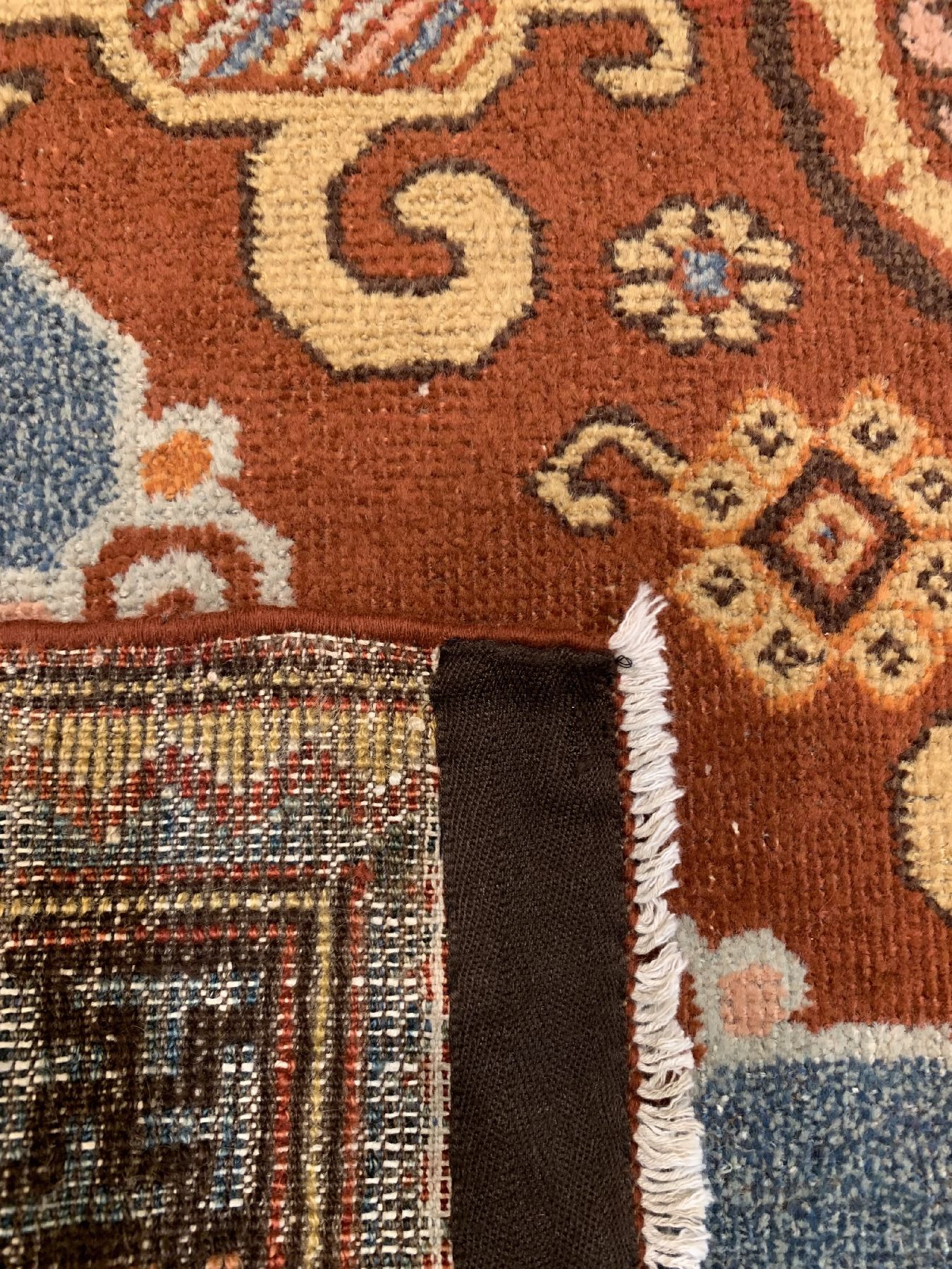 Detail d: Antiker Khotan, Turkestan, 19. Jhd, Wolle geknüpft auf Baumwolle, ca. 90 x 88 cm, EHZ: 3(gleichmäßig dünne Flor).