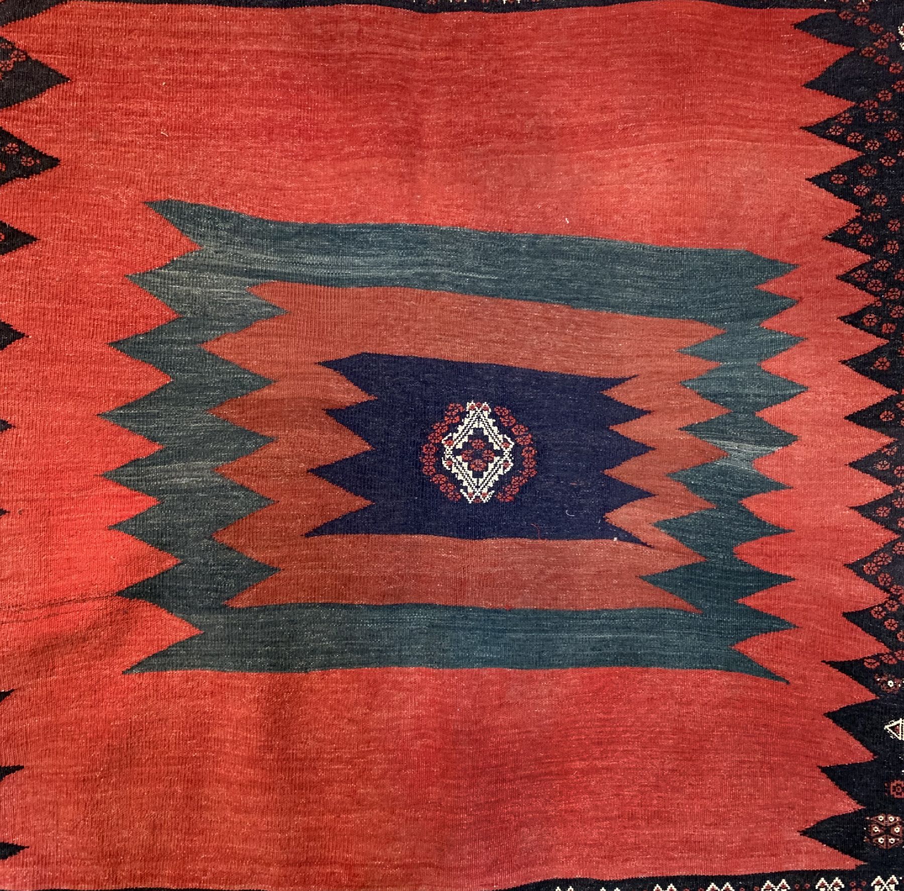 Detail a: Afschar Sofreh, Persien, um 1930/1940, Wolle auf Wolle, ca. 141 x 136 cm, EHZ: 2(guter Zustand).
