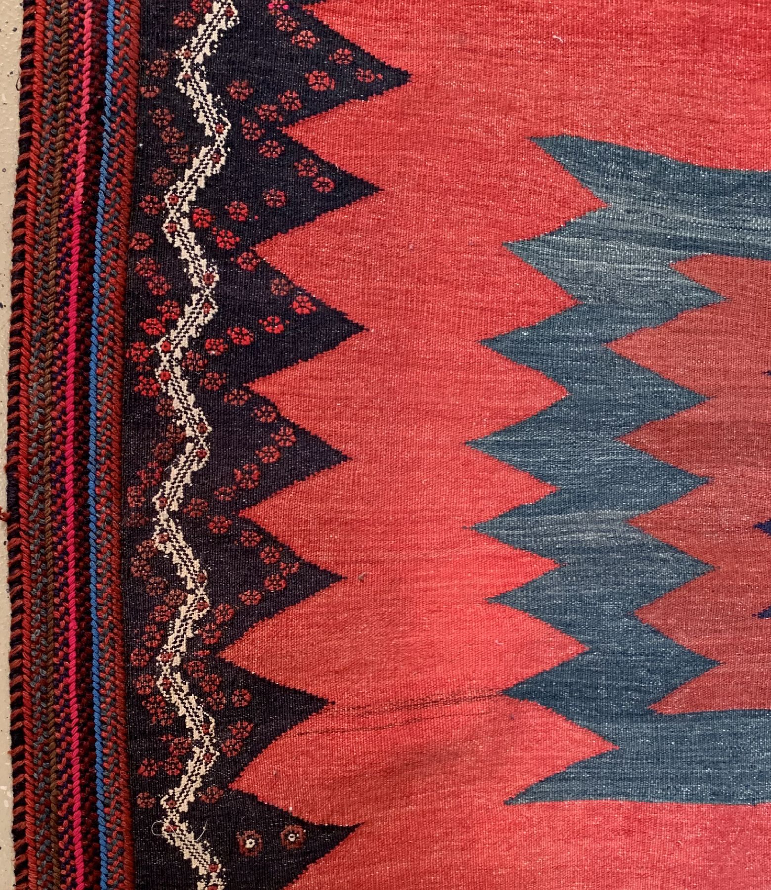 Detail b: Afschar Sofreh, Persien, um 1930/1940, Wolle auf Wolle, ca. 141 x 136 cm, EHZ: 2(guter Zustand).