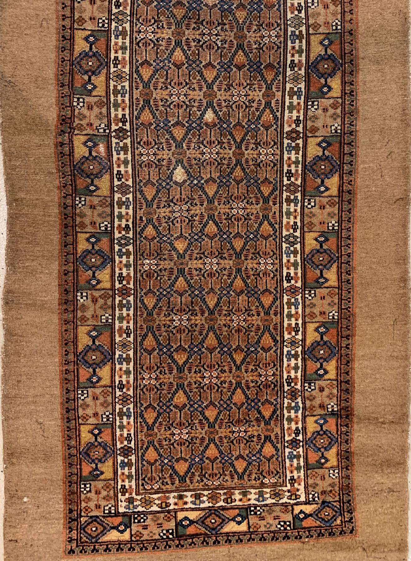 Detail b: Sarab Galerie(Kamelwolle), Persien, um 1920, Kamelwolle geknüpft auf Baumwolle, ca, 506 x 97 cm, EHZ:4(einige Florfehlstellen).