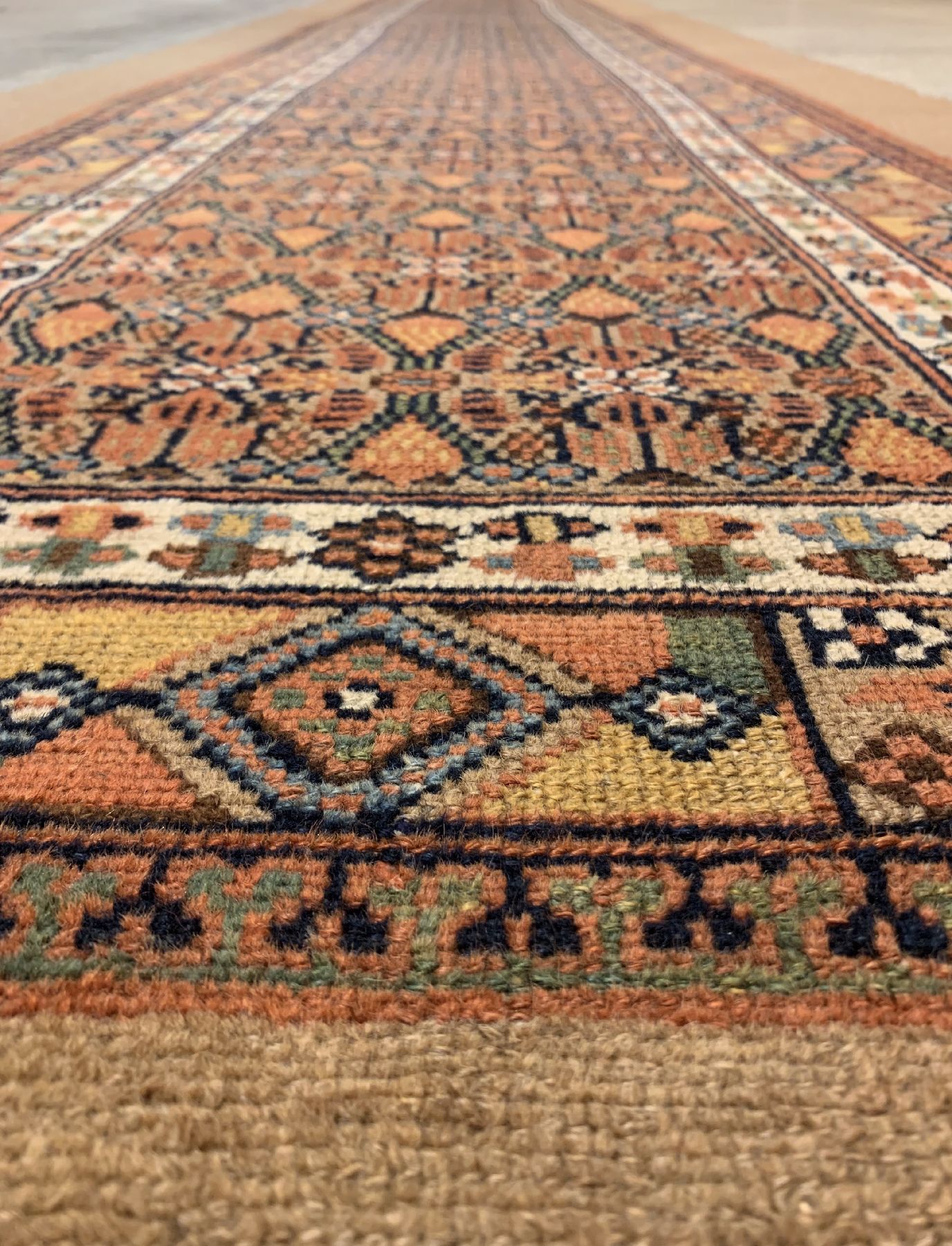 Detail c: Sarab Galerie(Kamelwolle), Persien, um 1920, Kamelwolle geknüpft auf Baumwolle, ca, 506 x 97 cm, EHZ:4(einige Florfehlstellen).