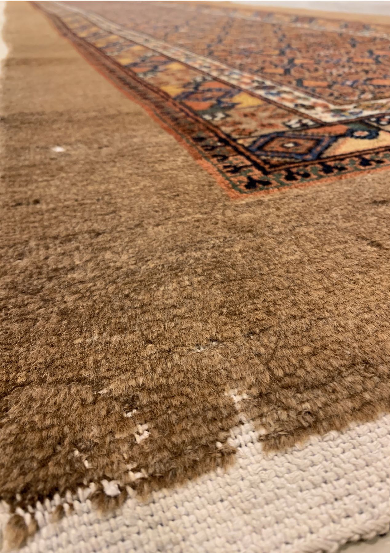 Detail d: Sarab Galerie(Kamelwolle), Persien, um 1920, Kamelwolle geknüpft auf Baumwolle, ca, 506 x 97 cm, EHZ:4(einige Florfehlstellen).