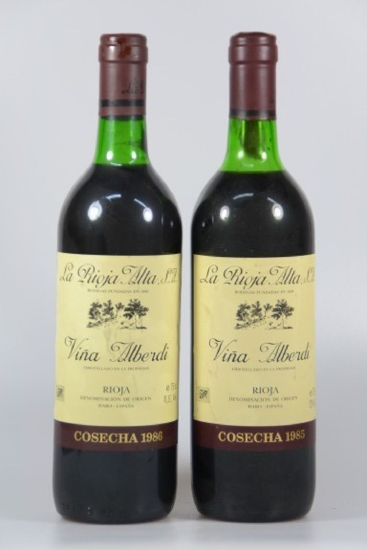 Detail a: 11 Flaschen la Rioja Alta S.A., Vina Alberdi, 10 x 1986 und 1 x 1985, upper shoulder bis top shoulder, nicht verkostet, l. Alters- und Gebr.-sp., ...