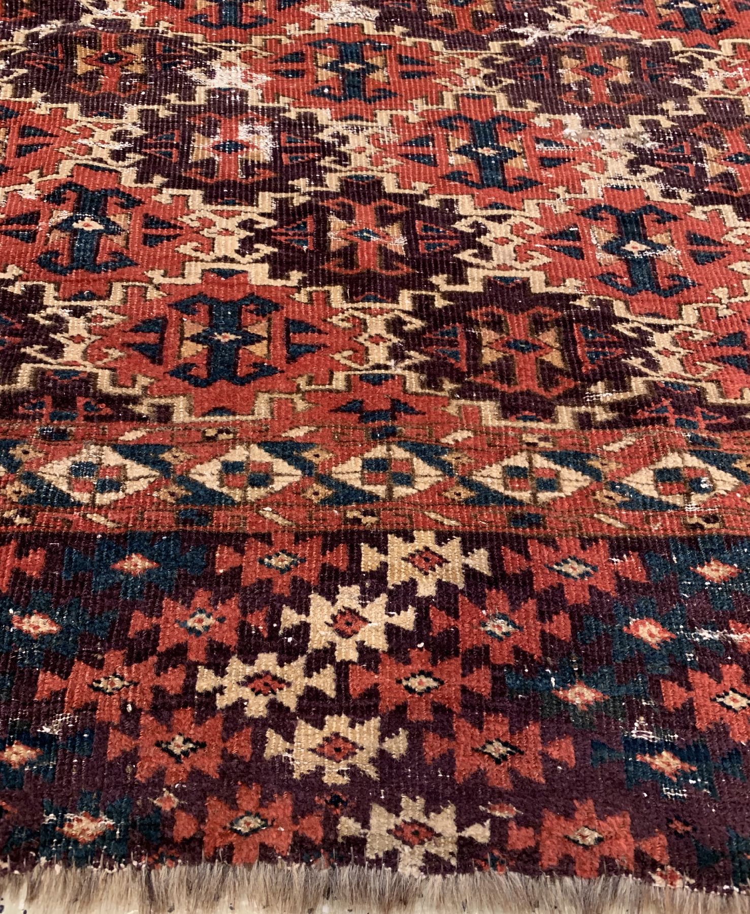 Detail b: Antiker Tschaudor, Turkmenistan, 19. Jhd, Wolle geknüpft auf Wolle, ca. 277 x 163 cm, EHZ:(Alters- und Gebrauchsspuren).