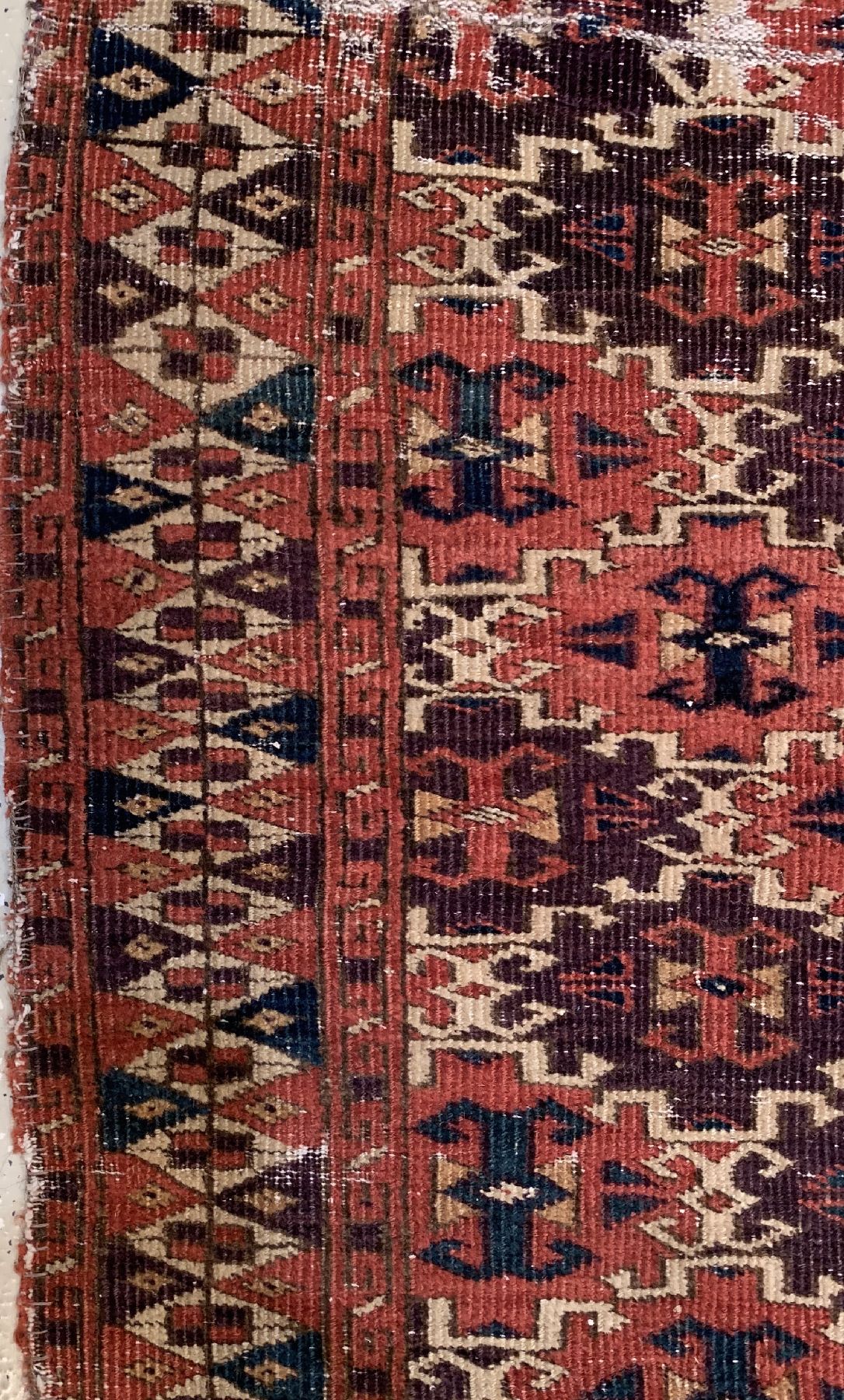 Detail c: Antiker Tschaudor, Turkmenistan, 19. Jhd, Wolle geknüpft auf Wolle, ca. 277 x 163 cm, EHZ:(Alters- und Gebrauchsspuren).