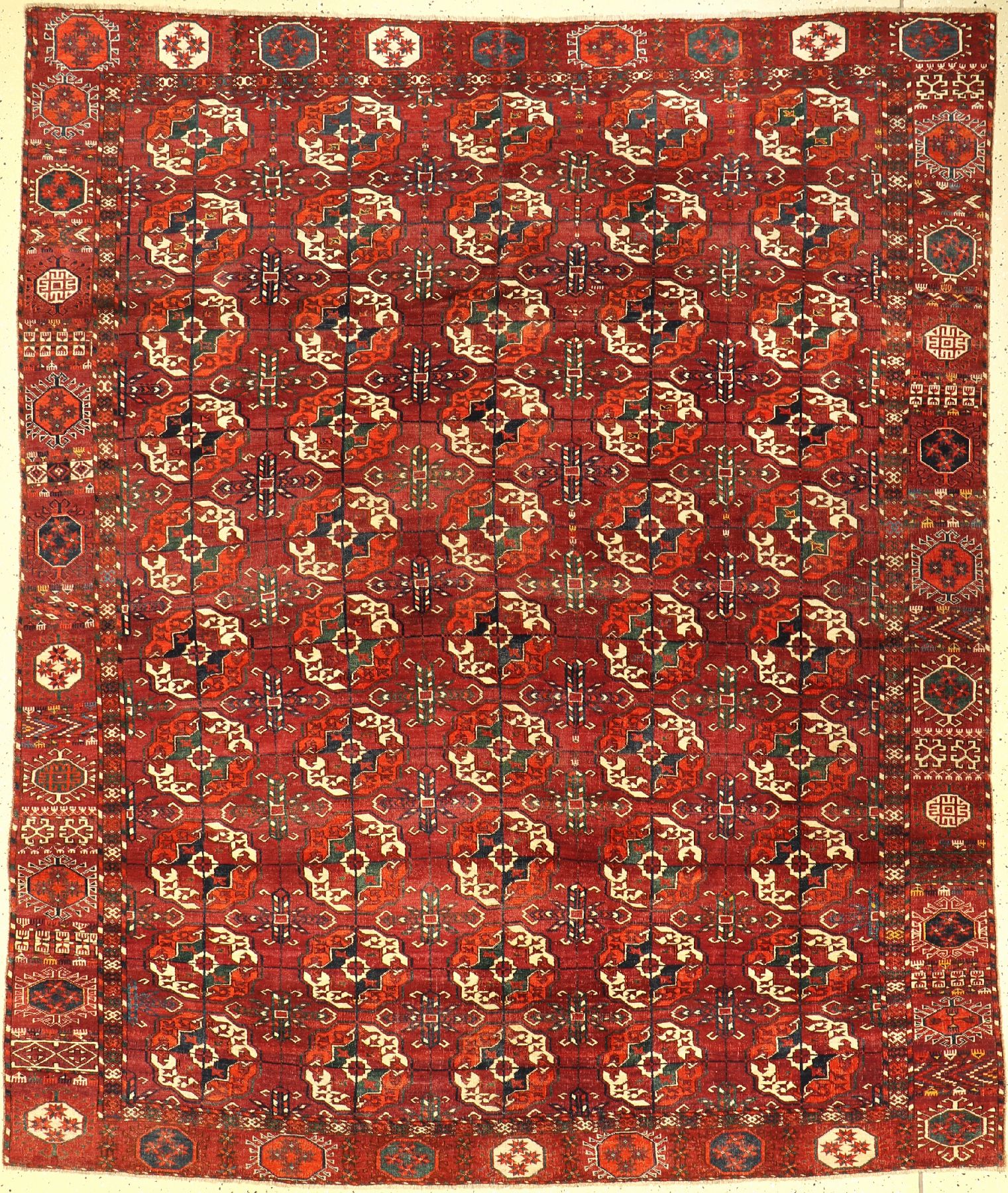 Antiker Tekke Hauptteppich, Turkmenistan, 19. Jhd, Wolle geknüpft auf Wolle, ca. 222 x 184 cm, EHZ: 3(Altersbedingt guter Zustand).