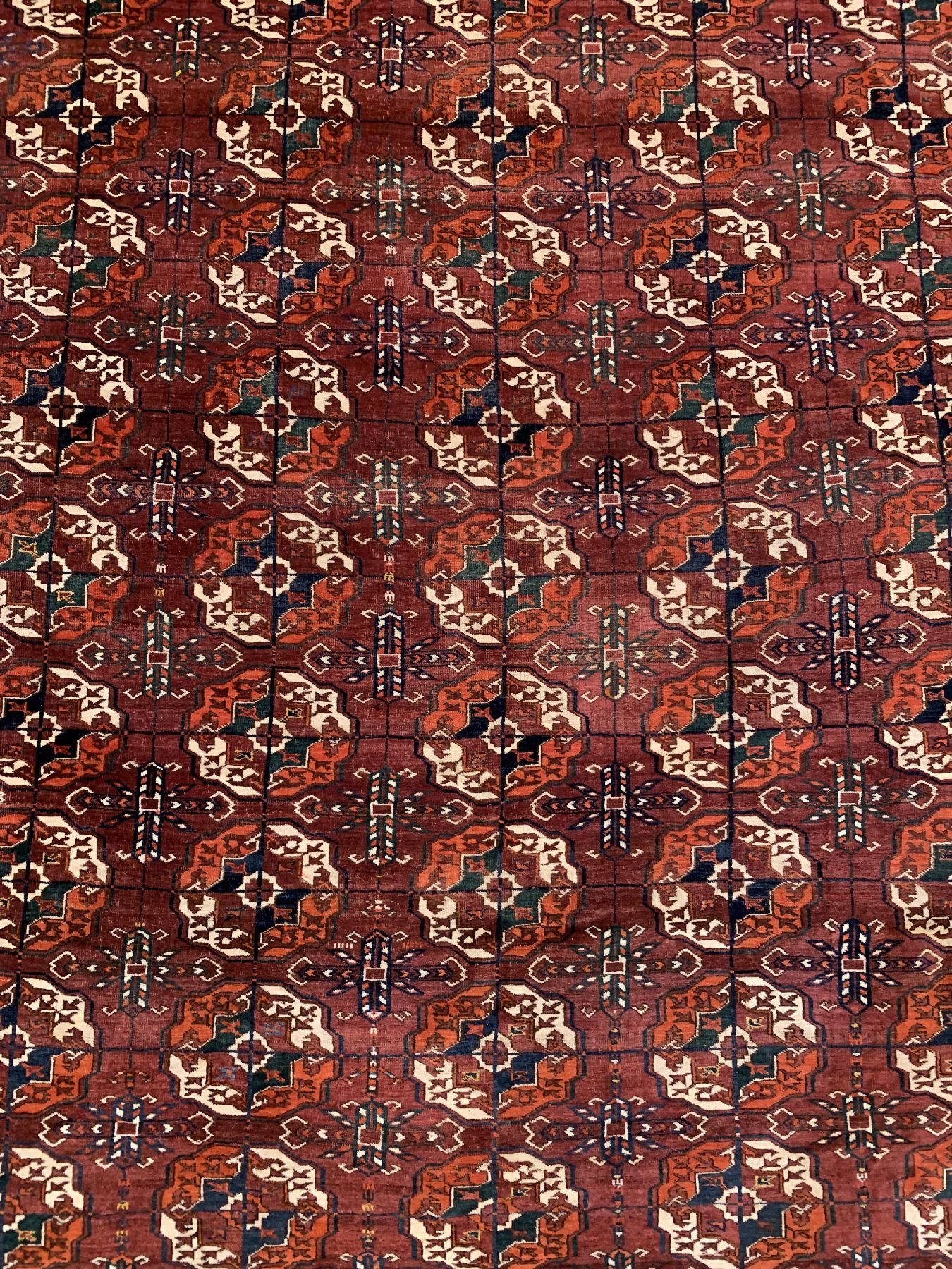 Detail a: Antiker Tekke Hauptteppich, Turkmenistan, 19. Jhd, Wolle geknüpft auf Wolle, ca. 222 x 184 cm, EHZ: 3(Altersbedingt guter Zustand).