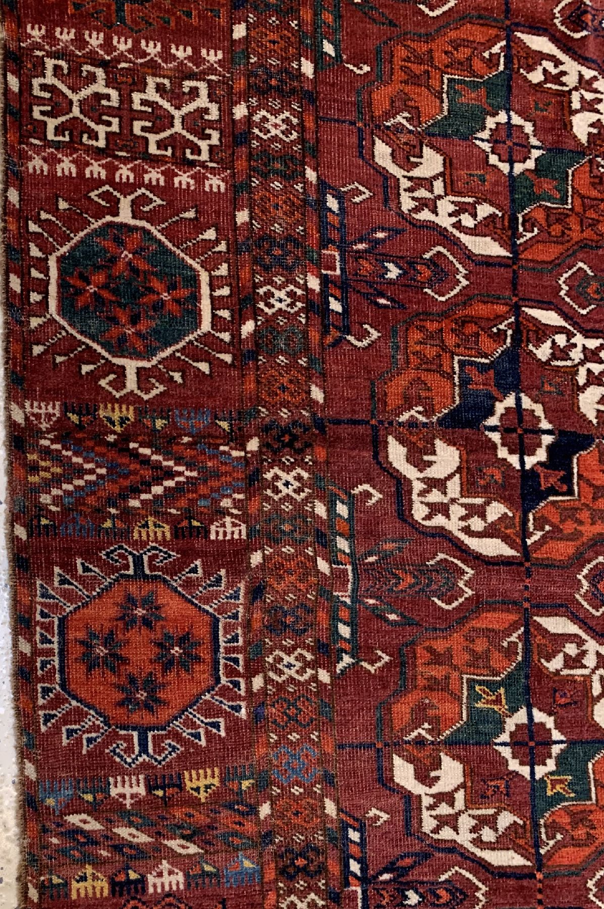 Detail b: Antiker Tekke Hauptteppich, Turkmenistan, 19. Jhd, Wolle geknüpft auf Wolle, ca. 222 x 184 cm, EHZ: 3(Altersbedingt guter Zustand).