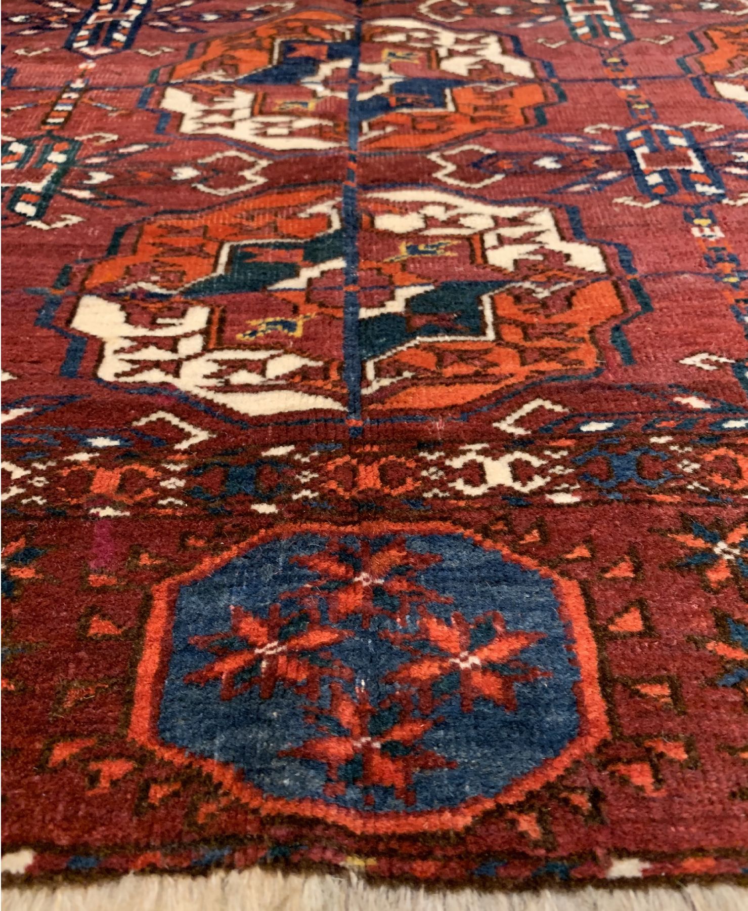 Detail c: Antiker Tekke Hauptteppich, Turkmenistan, 19. Jhd, Wolle geknüpft auf Wolle, ca. 222 x 184 cm, EHZ: 3(Altersbedingt guter Zustand).