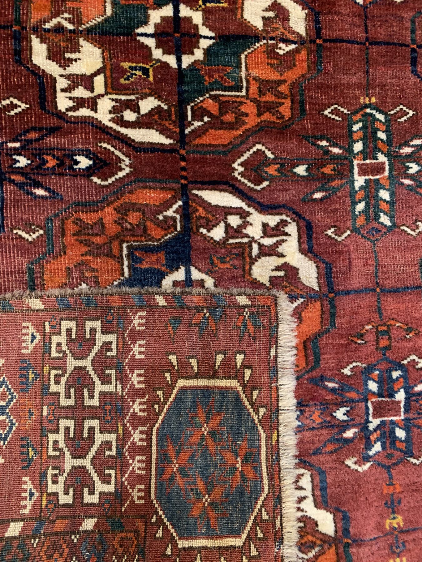 Detail d: Antiker Tekke Hauptteppich, Turkmenistan, 19. Jhd, Wolle geknüpft auf Wolle, ca. 222 x 184 cm, EHZ: 3(Altersbedingt guter Zustand).