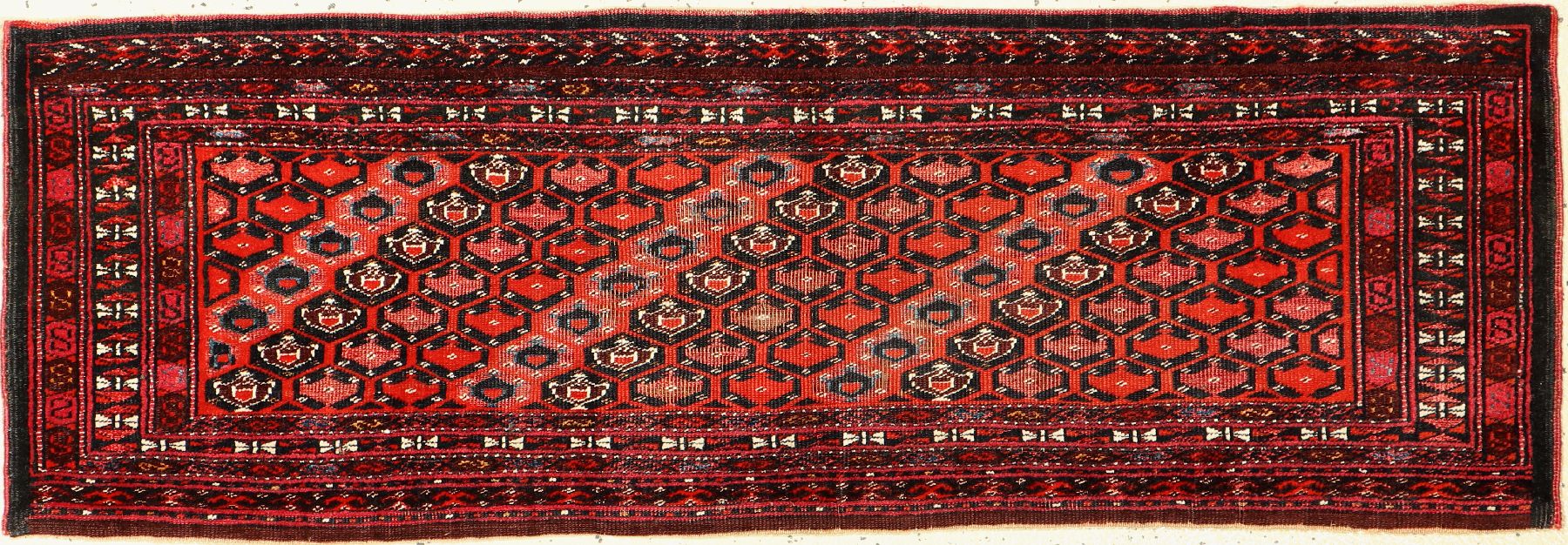 Antiker Saryk Torba, Turkmenistan, 19. Jhd,Wolle geknüpft Wolle, ca. 117 x 40 cm, (weißenBaumwoll-Highlights), EHZ: 3(Altersbedingt gutr Zustand).