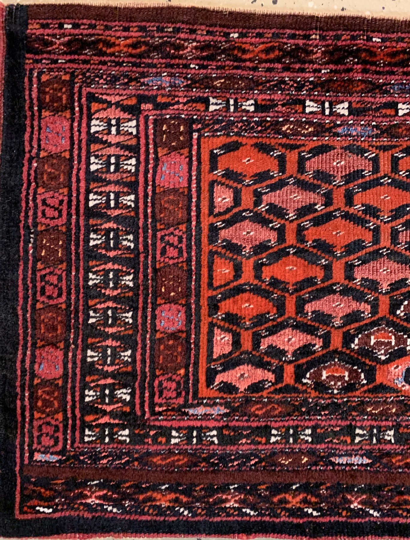 Detail a: Antiker Saryk Torba, Turkmenistan, 19. Jhd,Wolle geknüpft Wolle, ca. 117 x 40 cm, (weißenBaumwoll-Highlights), EHZ: 3(Altersbedingt gutr Zustand).