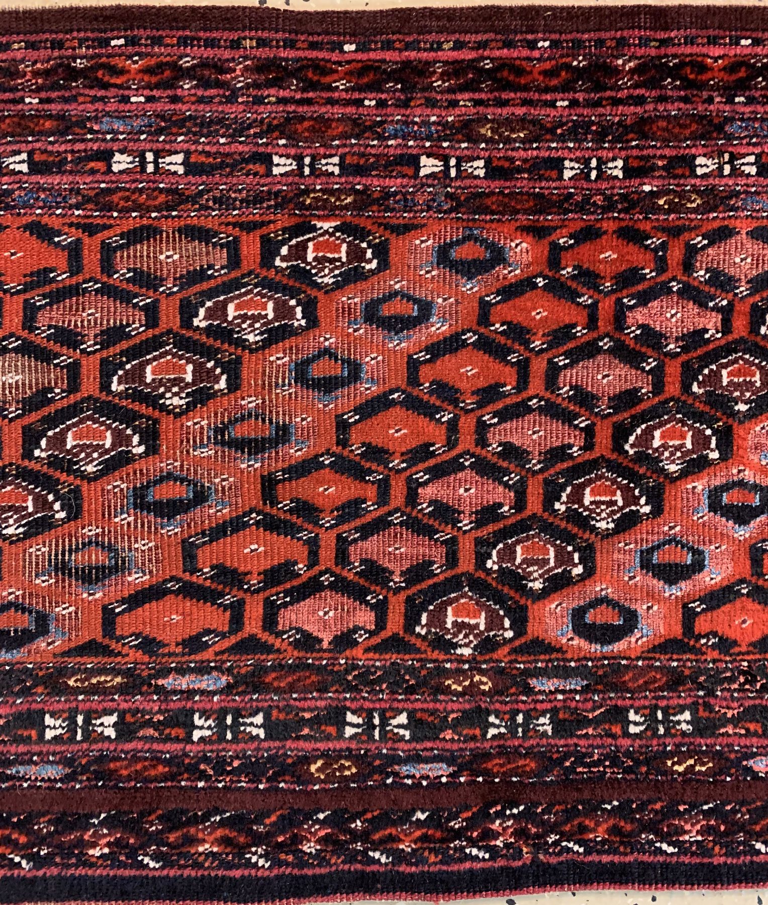 Detail b: Antiker Saryk Torba, Turkmenistan, 19. Jhd,Wolle geknüpft Wolle, ca. 117 x 40 cm, (weißenBaumwoll-Highlights), EHZ: 3(Altersbedingt gutr Zustand).