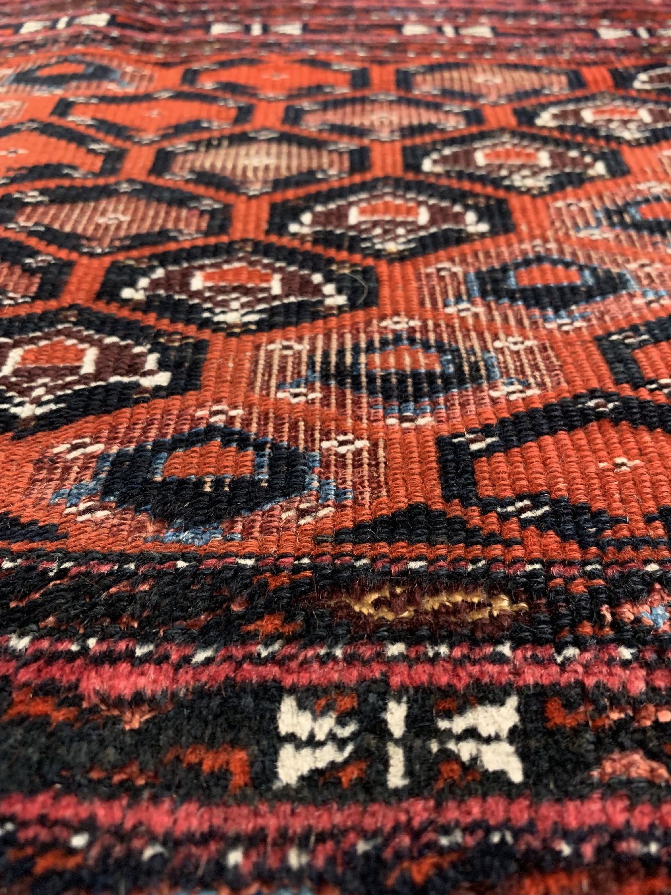 Detail c: Antiker Saryk Torba, Turkmenistan, 19. Jhd,Wolle geknüpft Wolle, ca. 117 x 40 cm, (weißenBaumwoll-Highlights), EHZ: 3(Altersbedingt gutr Zustand).