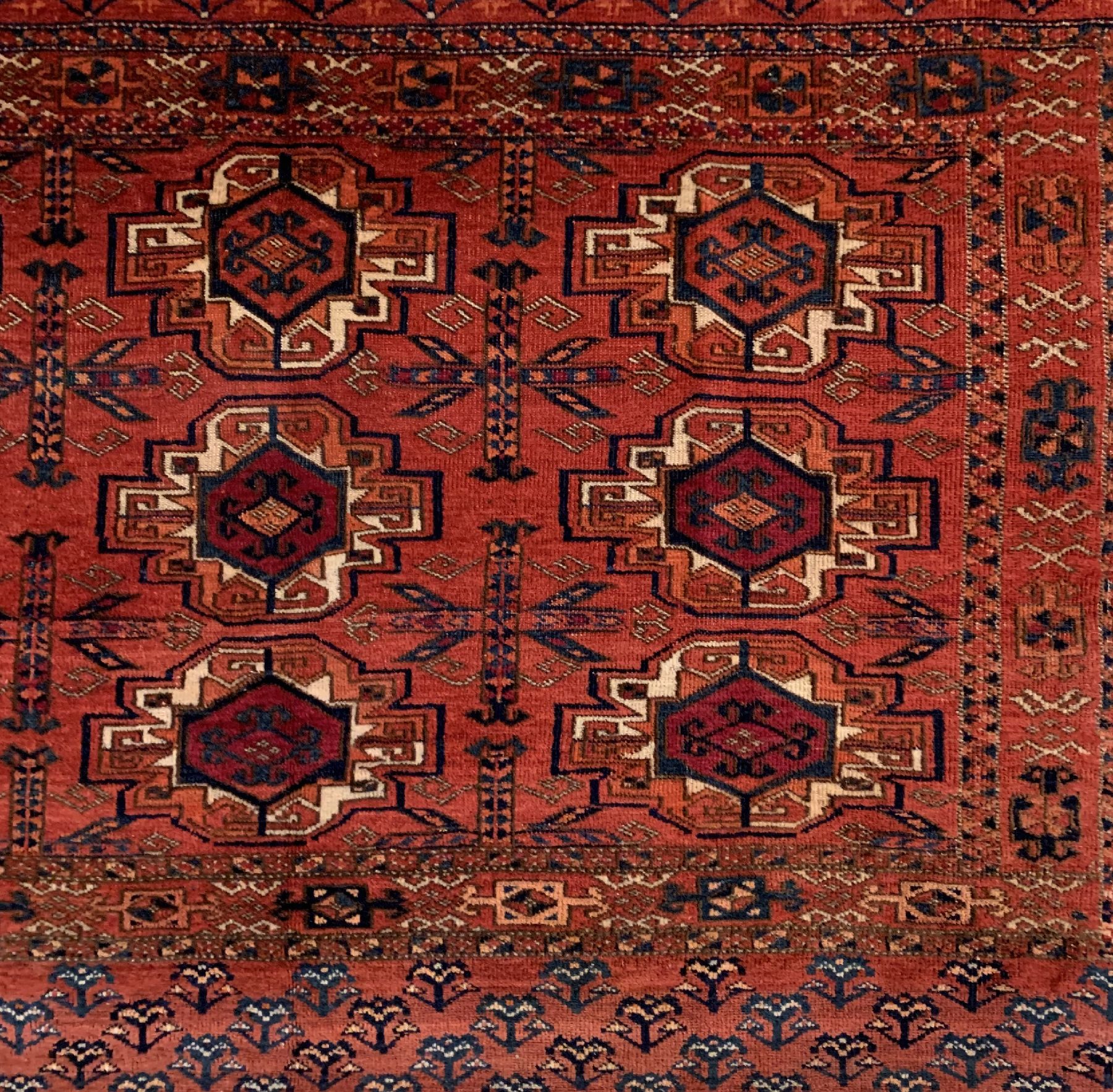 Detail a: Antiker Ersari Tschowal, Turkmenistan, 19.Jhd, Wolle geknüpft auf Wolle, ca. 114 x 76cm, EHZ: 3(Altersbedingt guter Zustand).