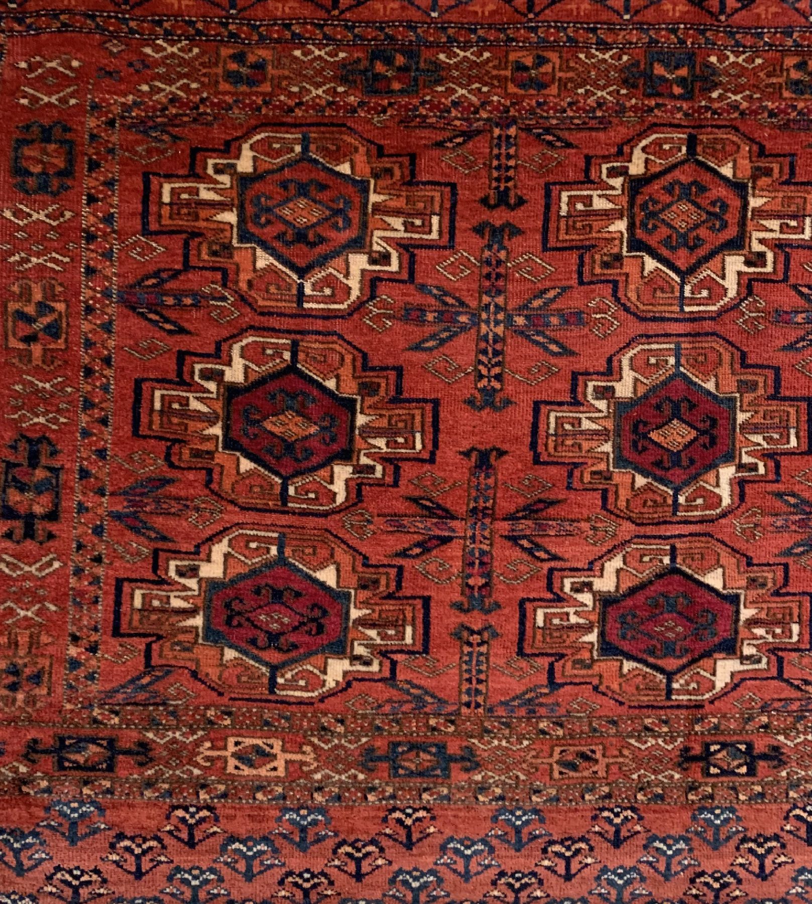 Detail b: Antiker Ersari Tschowal, Turkmenistan, 19.Jhd, Wolle geknüpft auf Wolle, ca. 114 x 76cm, EHZ: 3(Altersbedingt guter Zustand).