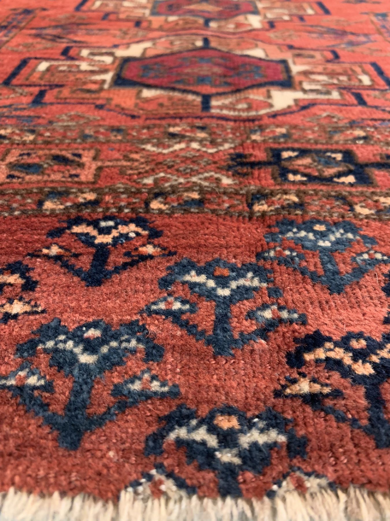 Detail c: Antiker Ersari Tschowal, Turkmenistan, 19.Jhd, Wolle geknüpft auf Wolle, ca. 114 x 76cm, EHZ: 3(Altersbedingt guter Zustand).