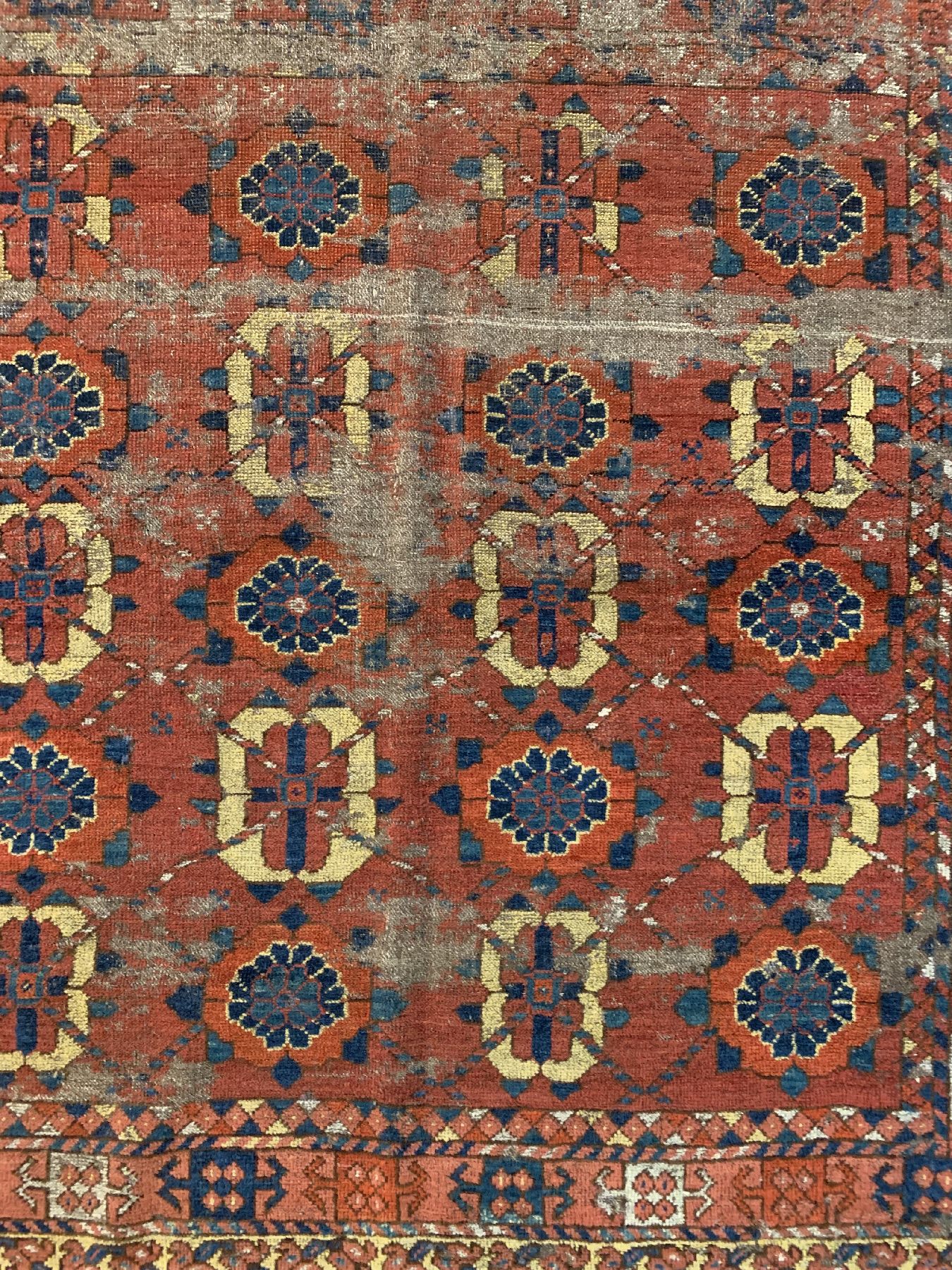 Detail a: Antiker Beschir Engsi, Turkmenistan, 19.Jhd, Wolle geknüpft auf Wolle, ca. 165 x 134 cm, EHZ:(Alters-und Gebrauchsspuren).