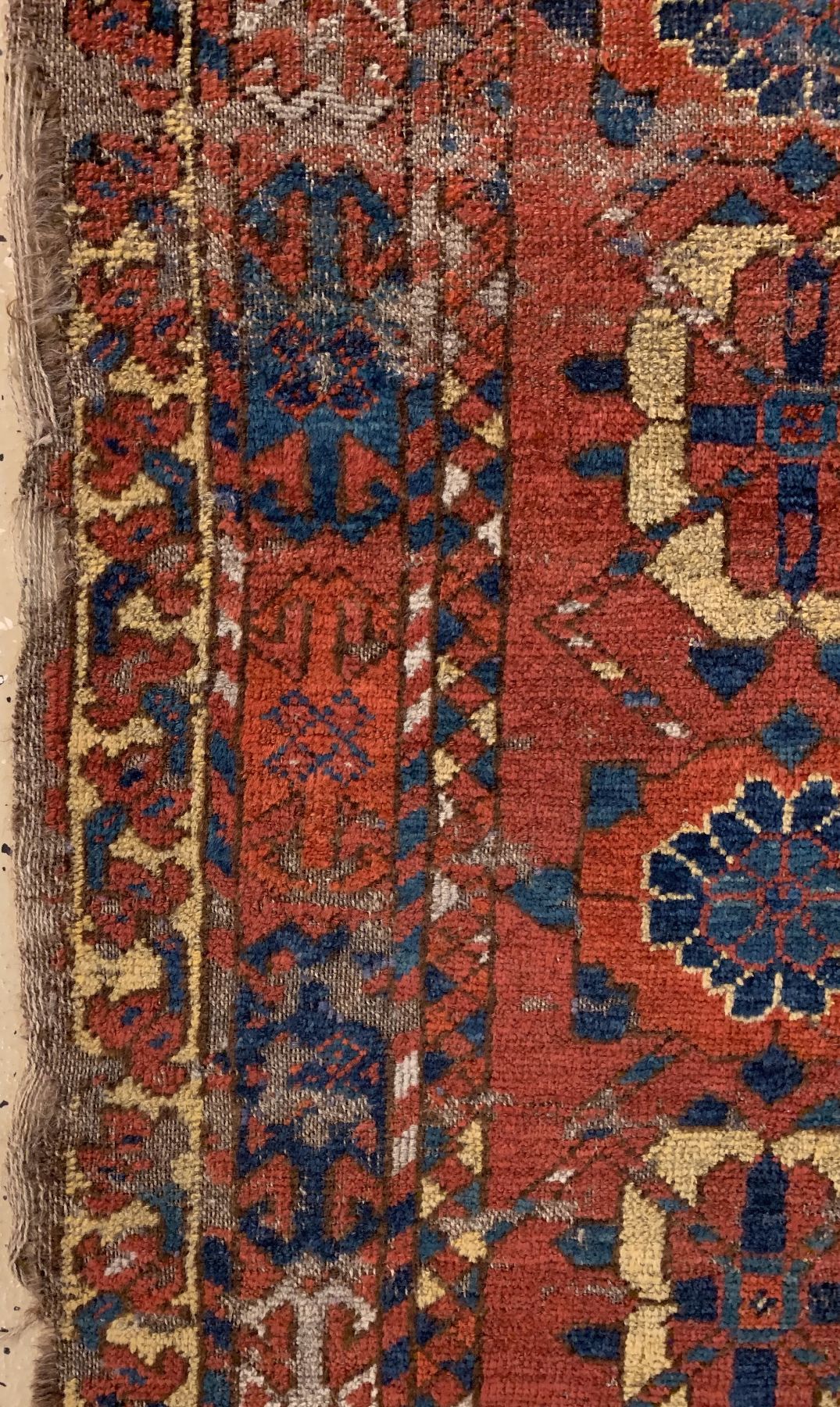 Detail b: Antiker Beschir Engsi, Turkmenistan, 19.Jhd, Wolle geknüpft auf Wolle, ca. 165 x 134 cm, EHZ:(Alters-und Gebrauchsspuren).