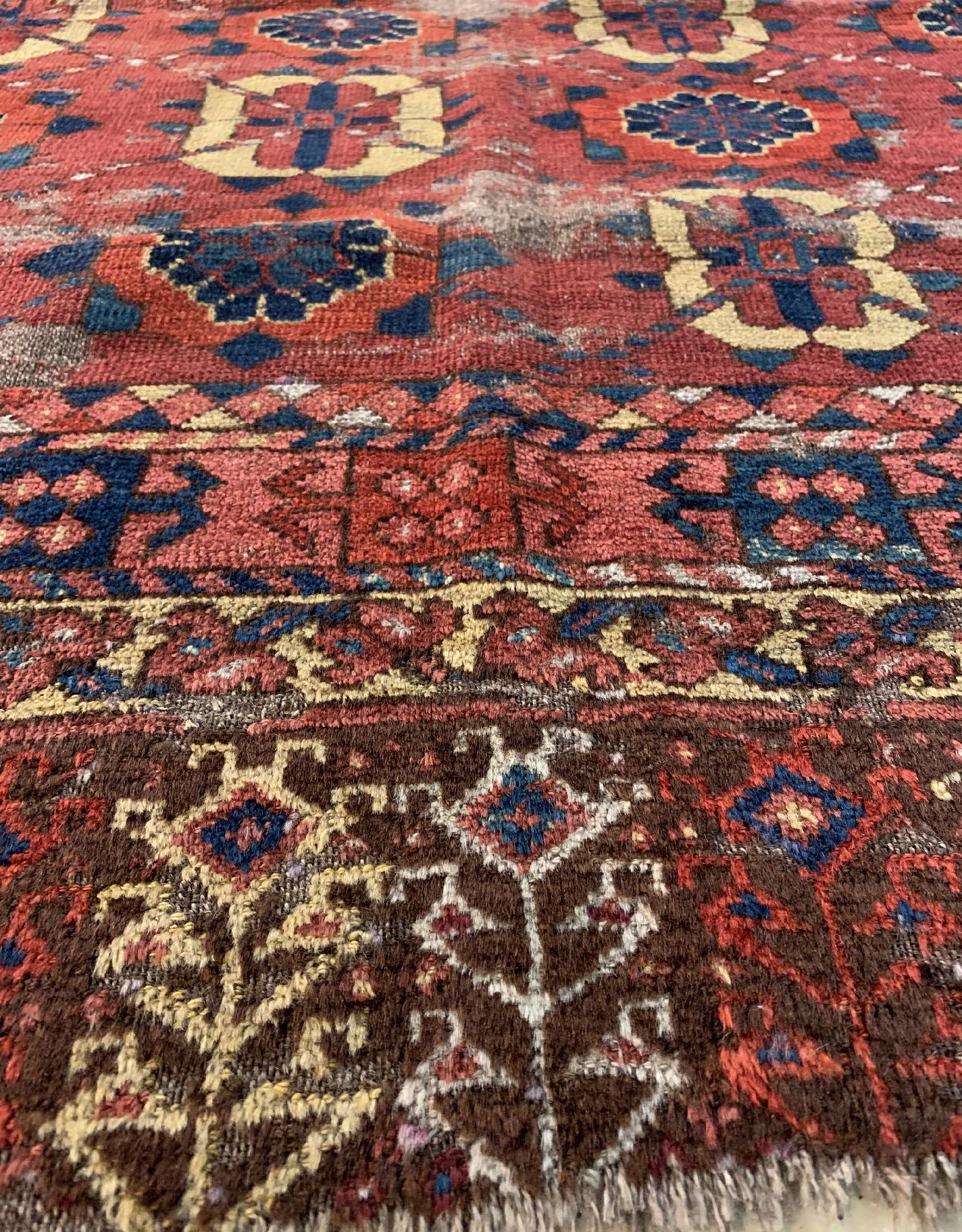 Detail c: Antiker Beschir Engsi, Turkmenistan, 19.Jhd, Wolle geknüpft auf Wolle, ca. 165 x 134 cm, EHZ:(Alters-und Gebrauchsspuren).