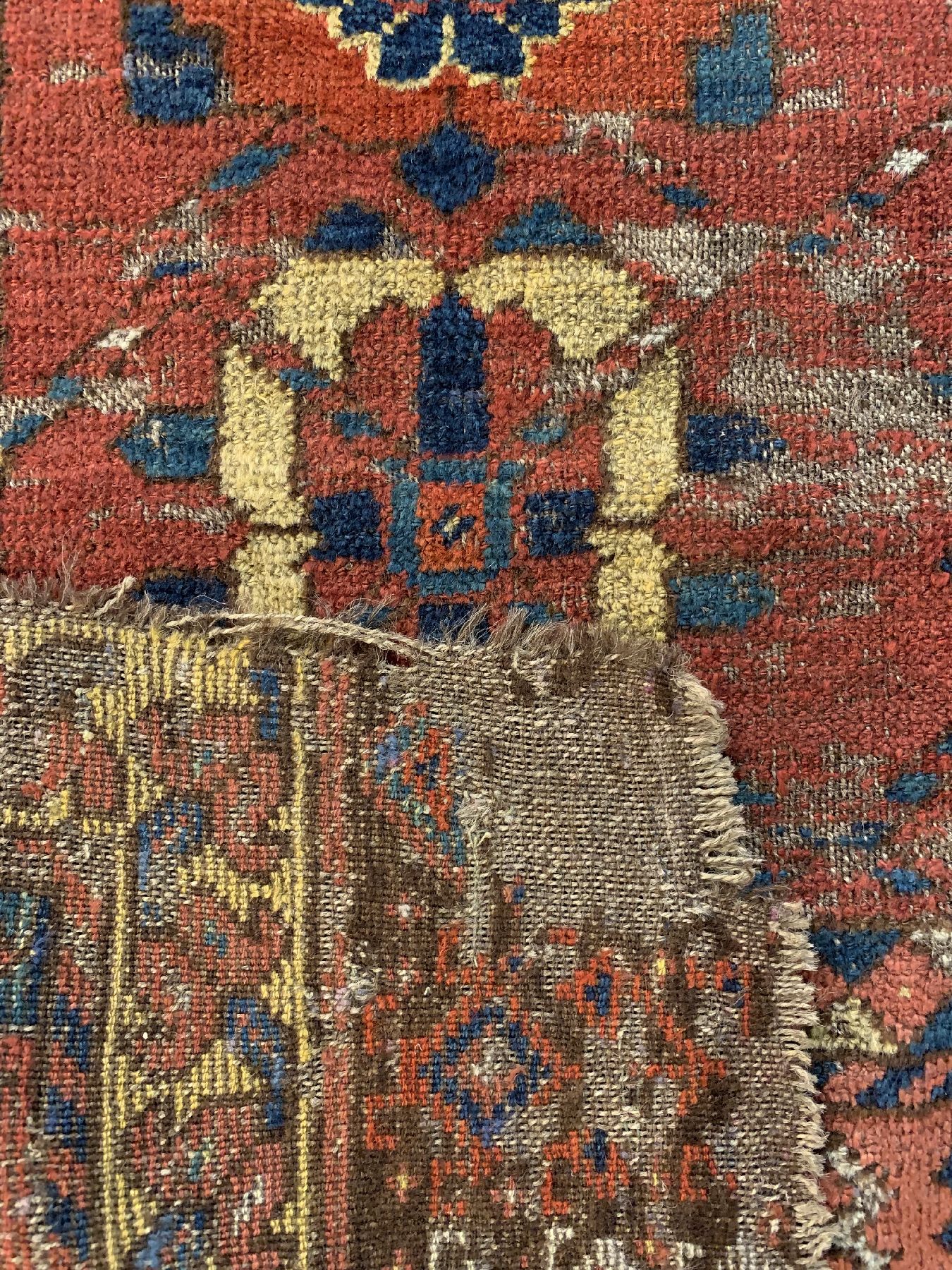 Detail d: Antiker Beschir Engsi, Turkmenistan, 19.Jhd, Wolle geknüpft auf Wolle, ca. 165 x 134 cm, EHZ:(Alters-und Gebrauchsspuren).