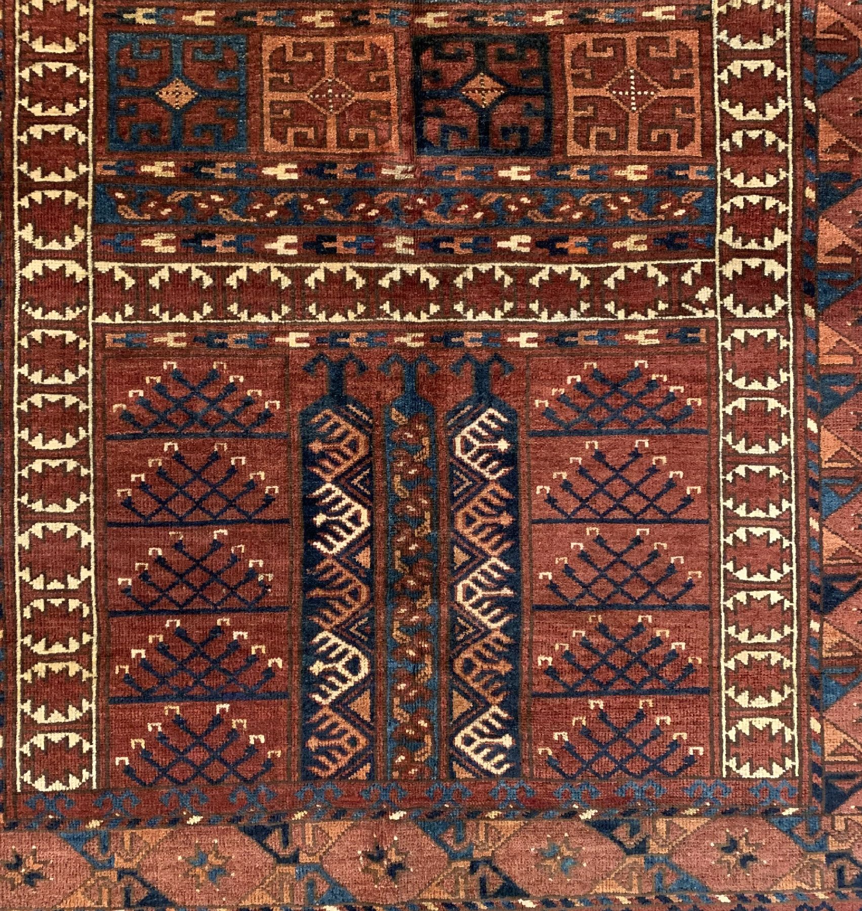 Detail b: Antiker Kisilayak Engsi, Turkmenistan, 19.Jhd, Wolle geknüpft auf Wolle, ca. 190 x 138 cm, EHZ: 3(Altersbedingt guter Zustand).