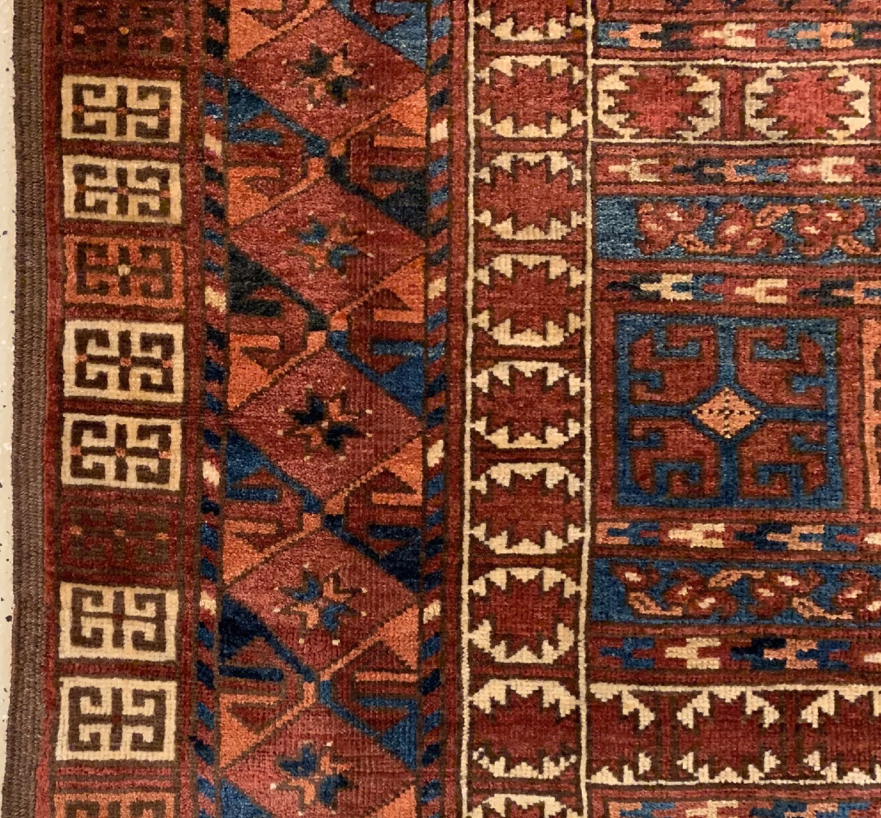Detail c: Antiker Kisilayak Engsi, Turkmenistan, 19.Jhd, Wolle geknüpft auf Wolle, ca. 190 x 138 cm, EHZ: 3(Altersbedingt guter Zustand).
