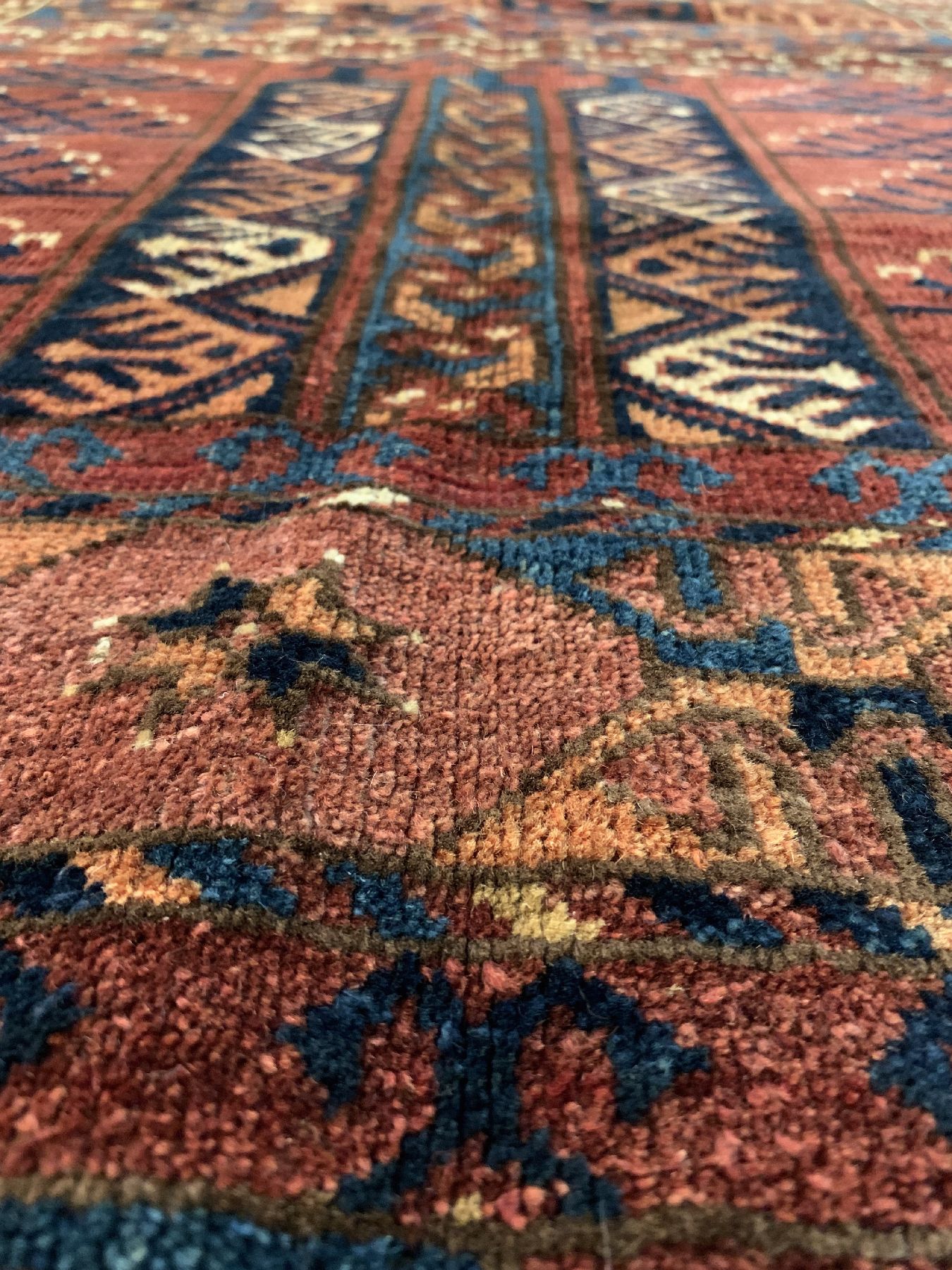 Detail d: Antiker Kisilayak Engsi, Turkmenistan, 19.Jhd, Wolle geknüpft auf Wolle, ca. 190 x 138 cm, EHZ: 3(Altersbedingt guter Zustand).