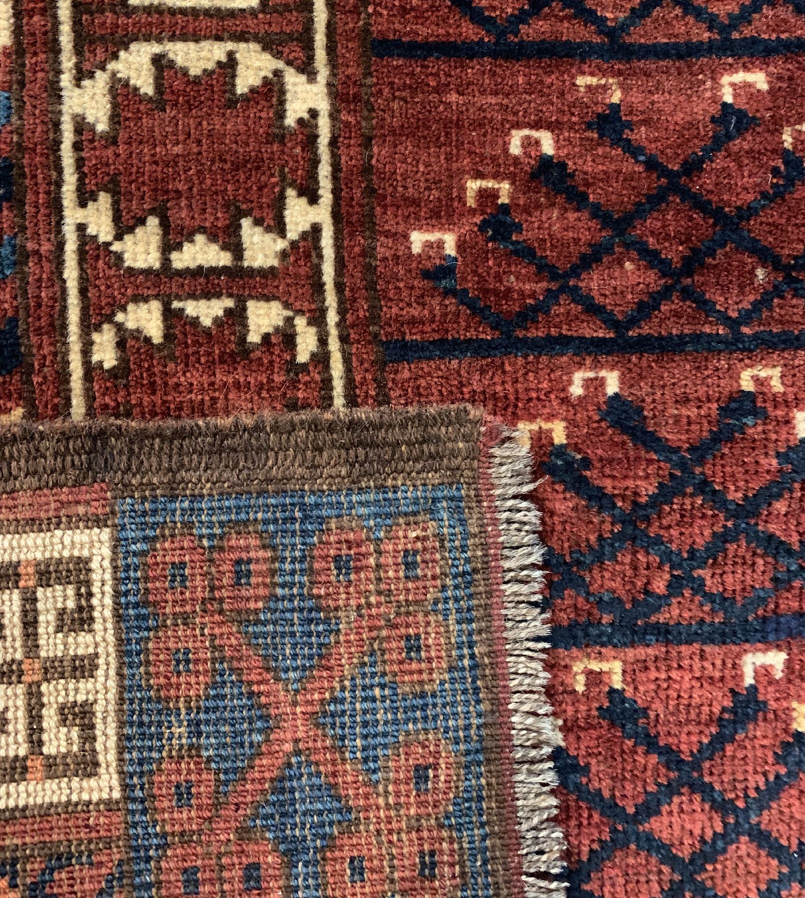 Detail e: Antiker Kisilayak Engsi, Turkmenistan, 19.Jhd, Wolle geknüpft auf Wolle, ca. 190 x 138 cm, EHZ: 3(Altersbedingt guter Zustand).