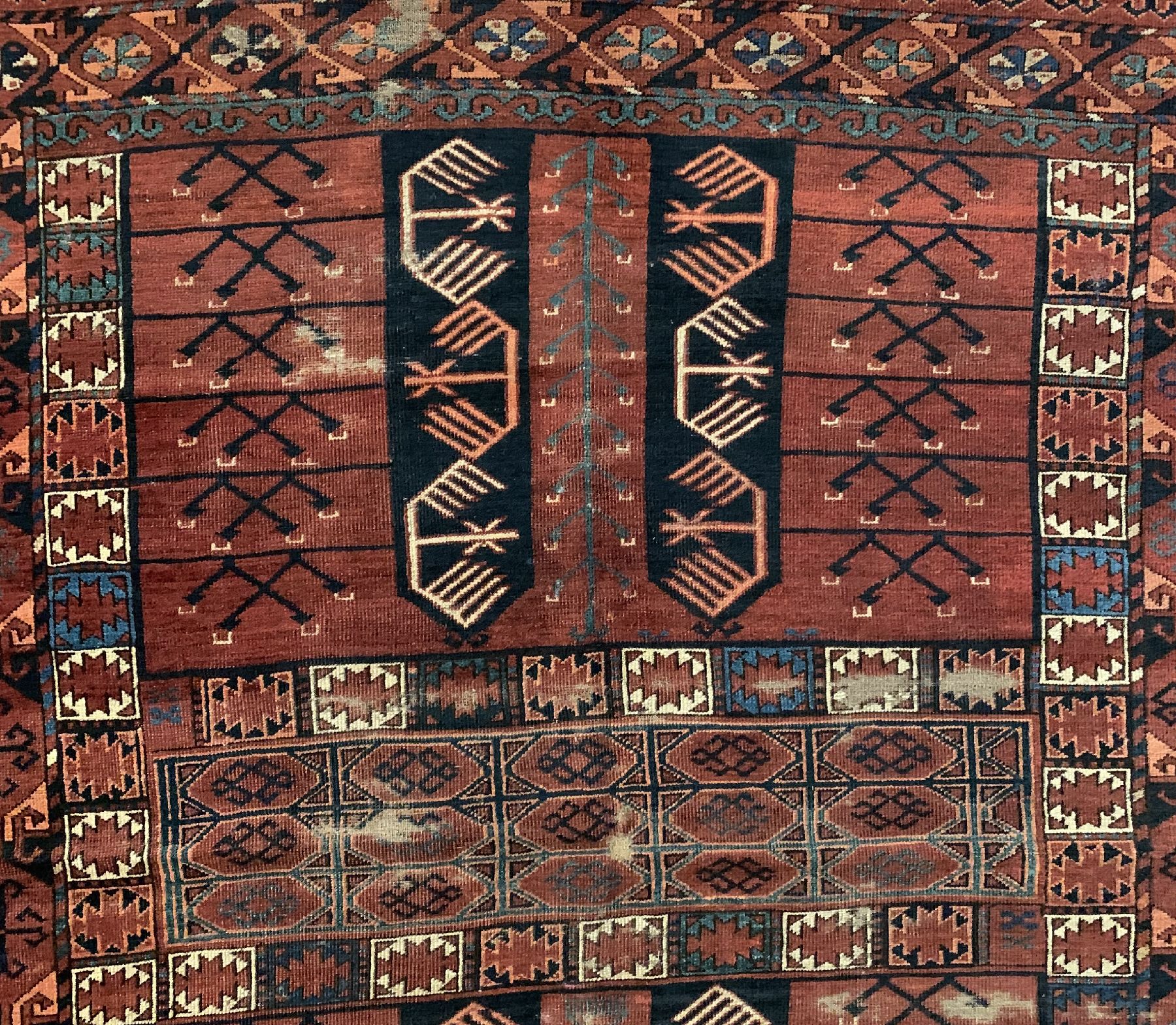 Detail a: Antiker Ersari Engsi, Turkmenistan, 19.Jhd,Wolle geknüpft auf Wolle, ca. 170 x 133 cm, EHZ: 3(Alters-und Gebrauchsspuren).