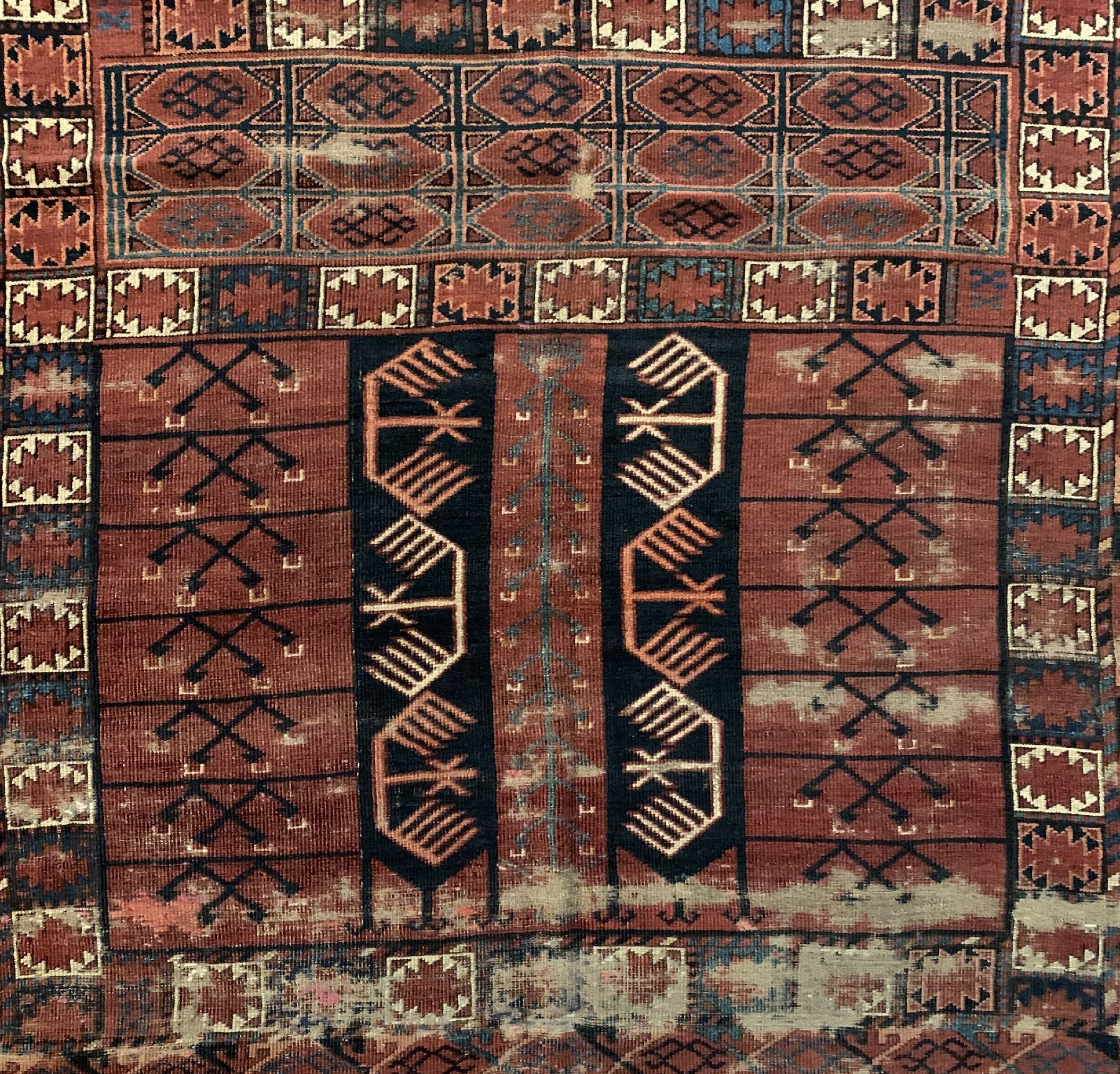 Detail b: Antiker Ersari Engsi, Turkmenistan, 19.Jhd,Wolle geknüpft auf Wolle, ca. 170 x 133 cm, EHZ: 3(Alters-und Gebrauchsspuren).