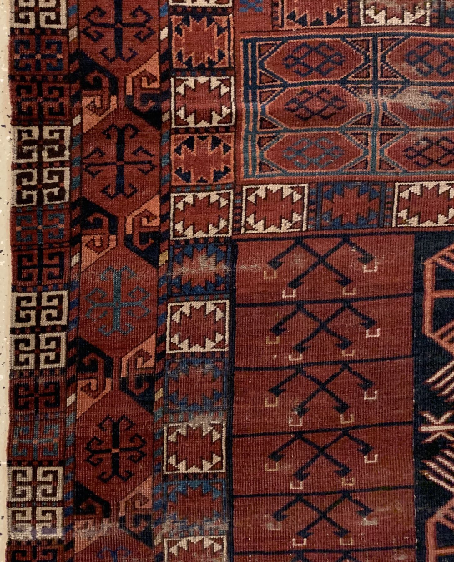 Detail c: Antiker Ersari Engsi, Turkmenistan, 19.Jhd,Wolle geknüpft auf Wolle, ca. 170 x 133 cm, EHZ: 3(Alters-und Gebrauchsspuren).