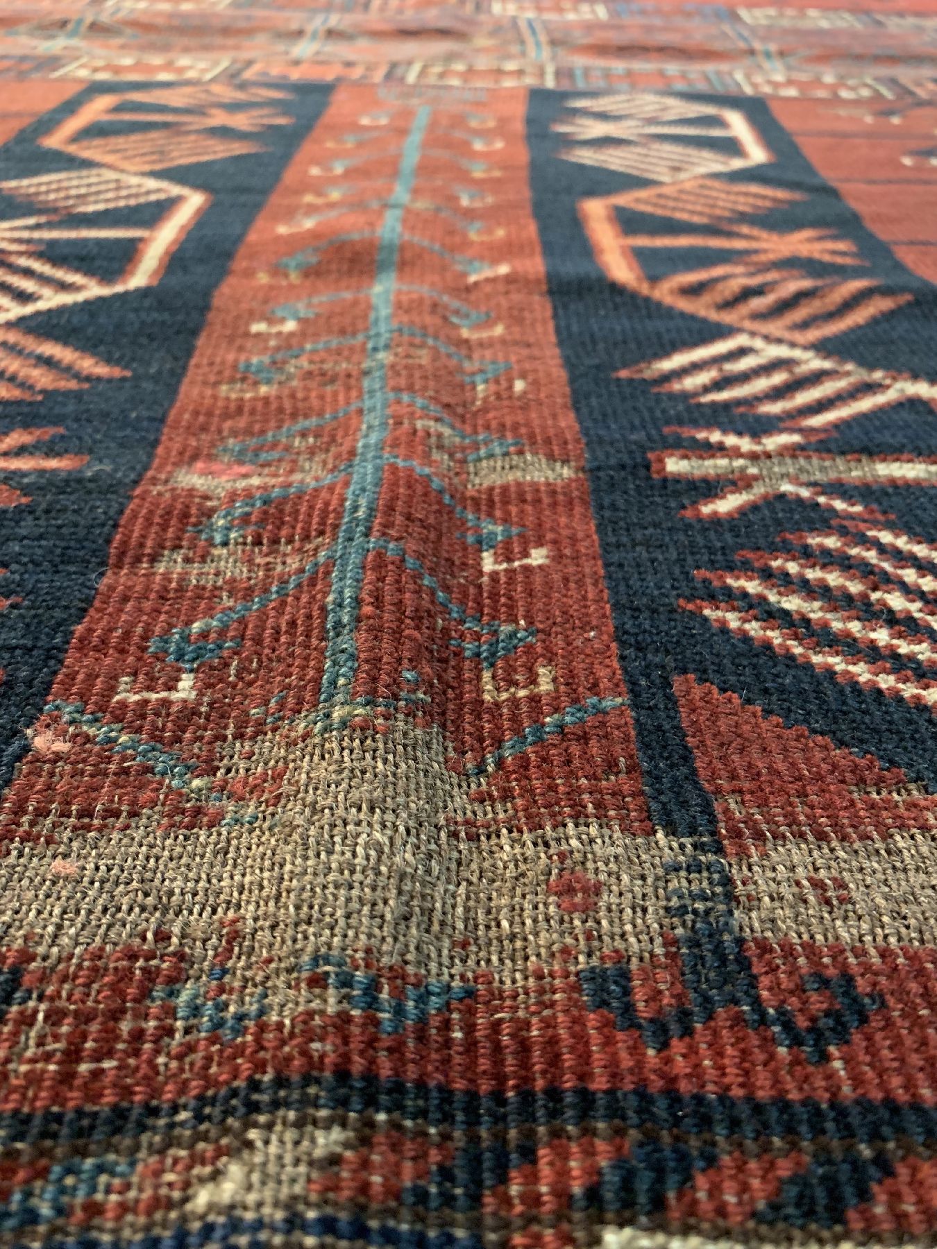 Detail d: Antiker Ersari Engsi, Turkmenistan, 19.Jhd,Wolle geknüpft auf Wolle, ca. 170 x 133 cm, EHZ: 3(Alters-und Gebrauchsspuren).