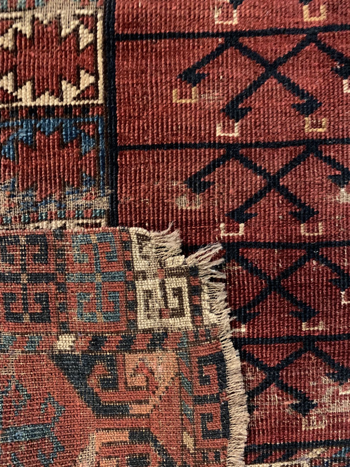 Detail e: Antiker Ersari Engsi, Turkmenistan, 19.Jhd,Wolle geknüpft auf Wolle, ca. 170 x 133 cm, EHZ: 3(Alters-und Gebrauchsspuren).