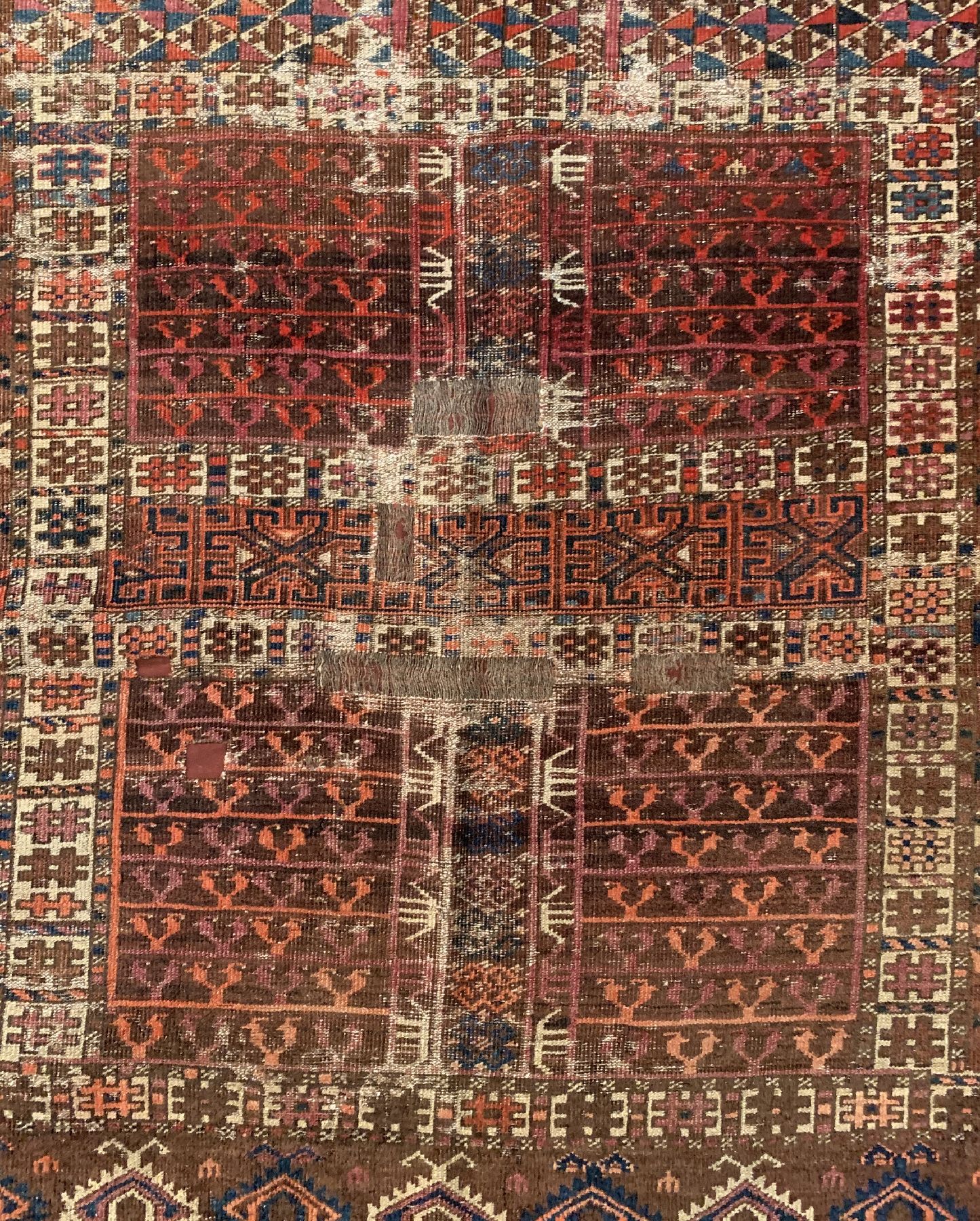 Detail a: Antiker Arabatschi Engsi, Turkmenistan, 19.Jhd, Wolle geknüpft auf Wolle, ca. 152 x 133 cm, EHZ:(Alters- und Gebrauchsspuren).