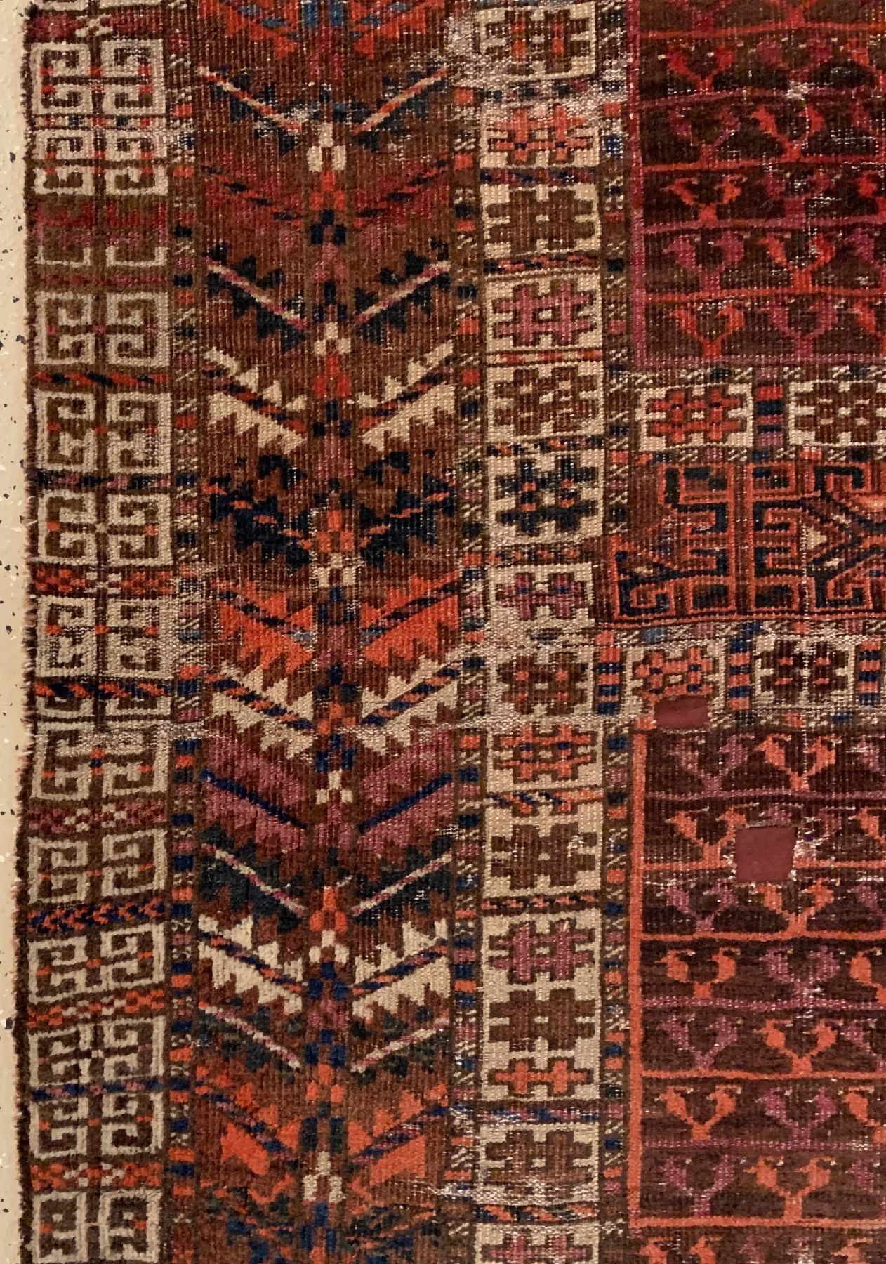 Detail b: Antiker Arabatschi Engsi, Turkmenistan, 19.Jhd, Wolle geknüpft auf Wolle, ca. 152 x 133 cm, EHZ:(Alters- und Gebrauchsspuren).